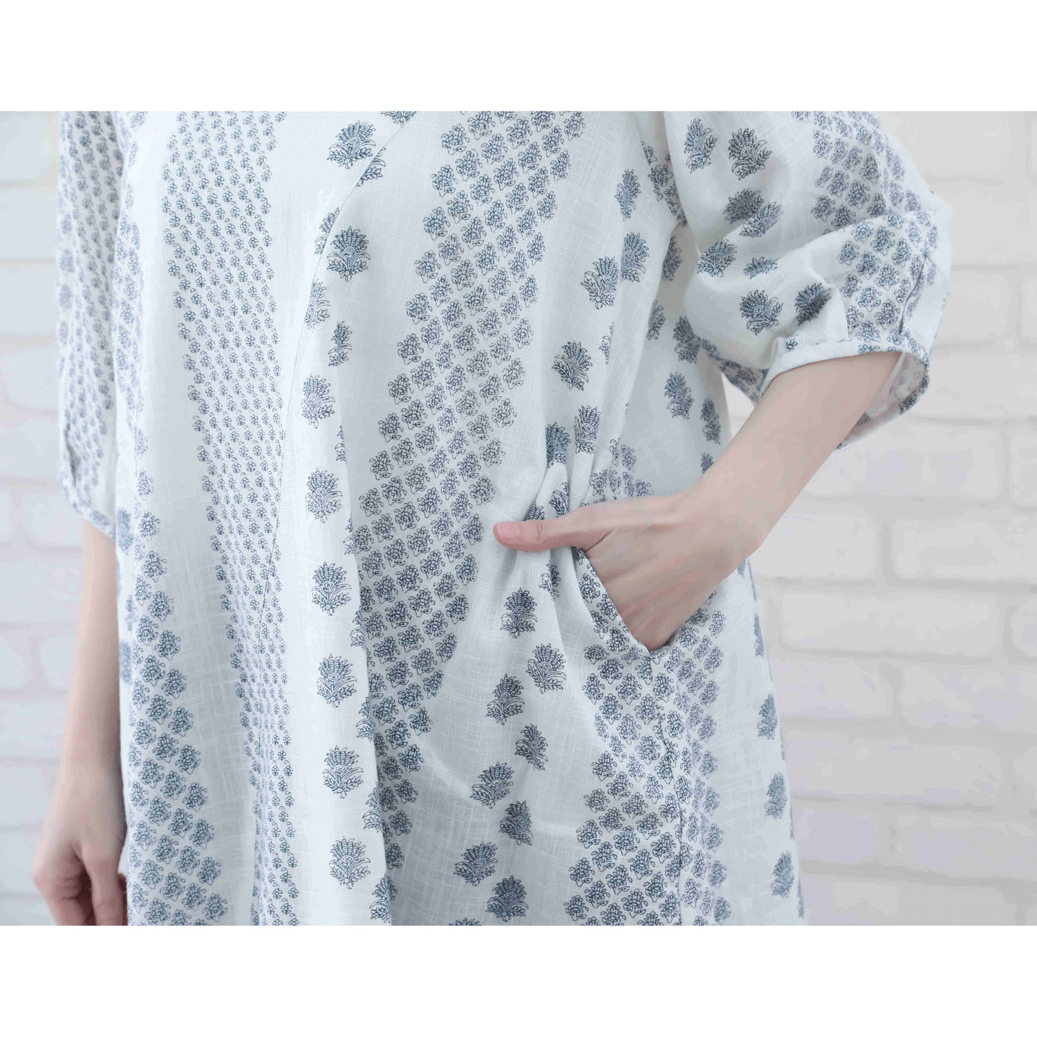 インディゴ モノトーン小花柄プリントチュニック - 画像6