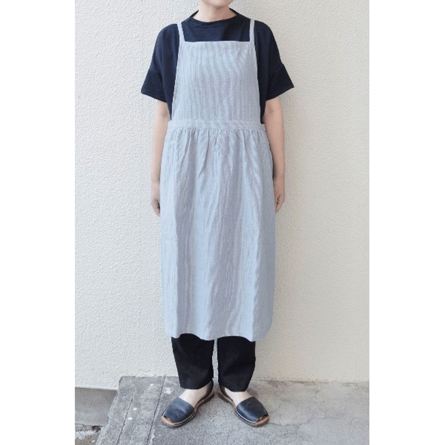 【ETONET限定】homeworking 綿麻ダンガリーギャザークロスエプロン - 画像1