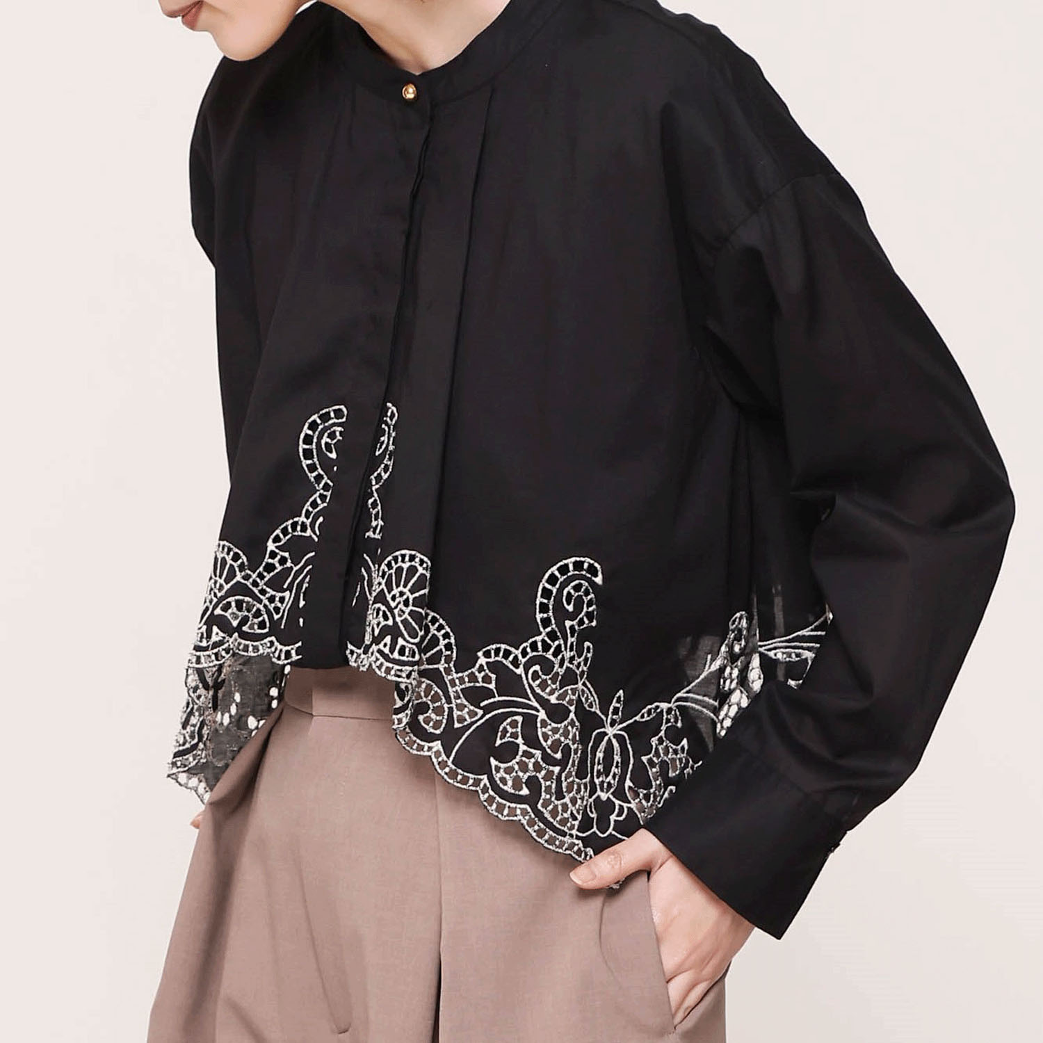 trois 刺繍コットンボイルフラップブラウス - 画像9