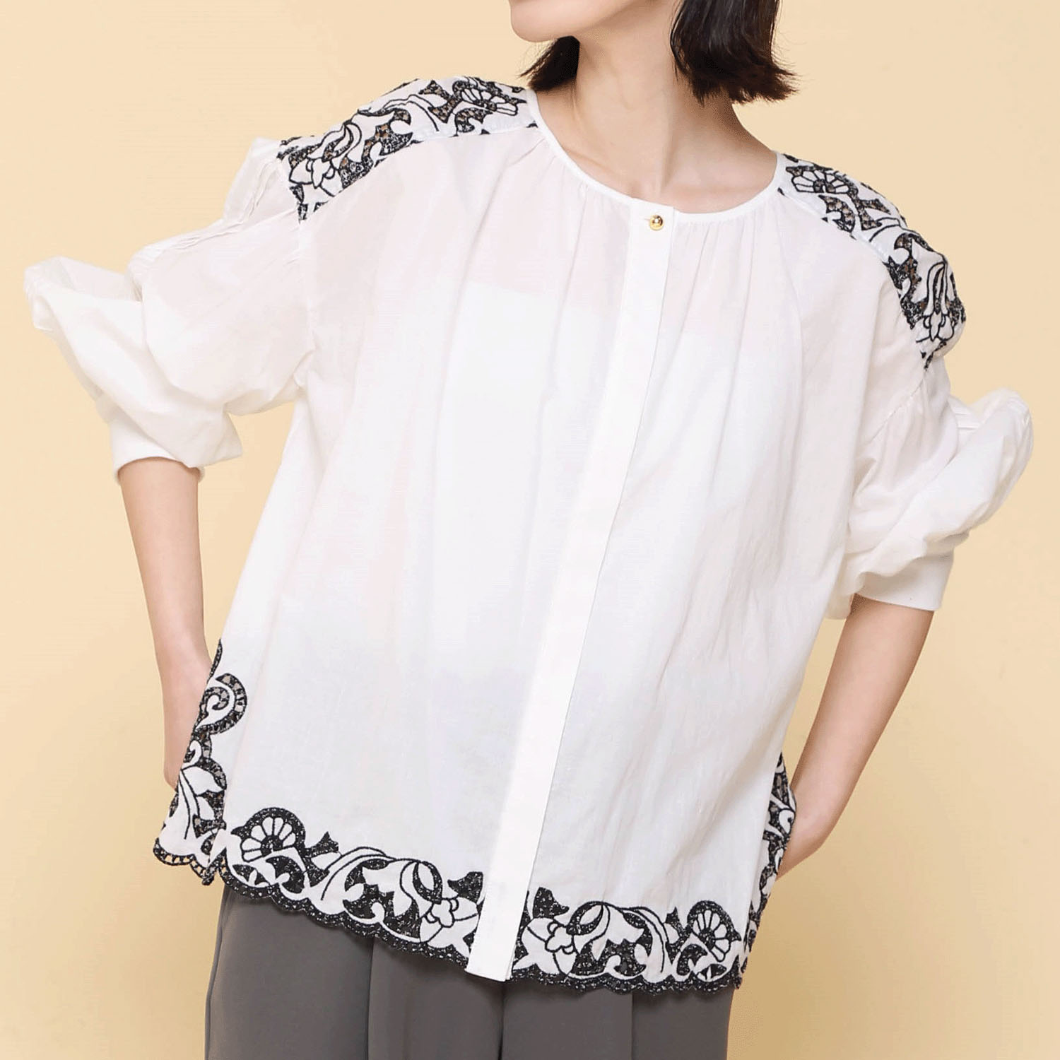 trois 刺繍コットンボイルギャザーブラウス - 画像4