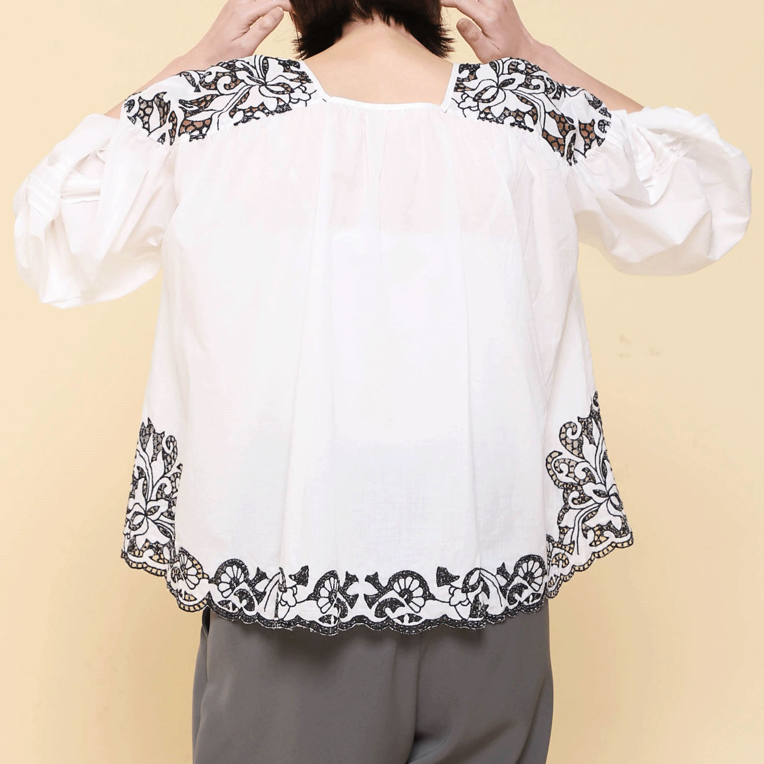 trois 刺繍コットンボイルギャザーブラウス - 画像5