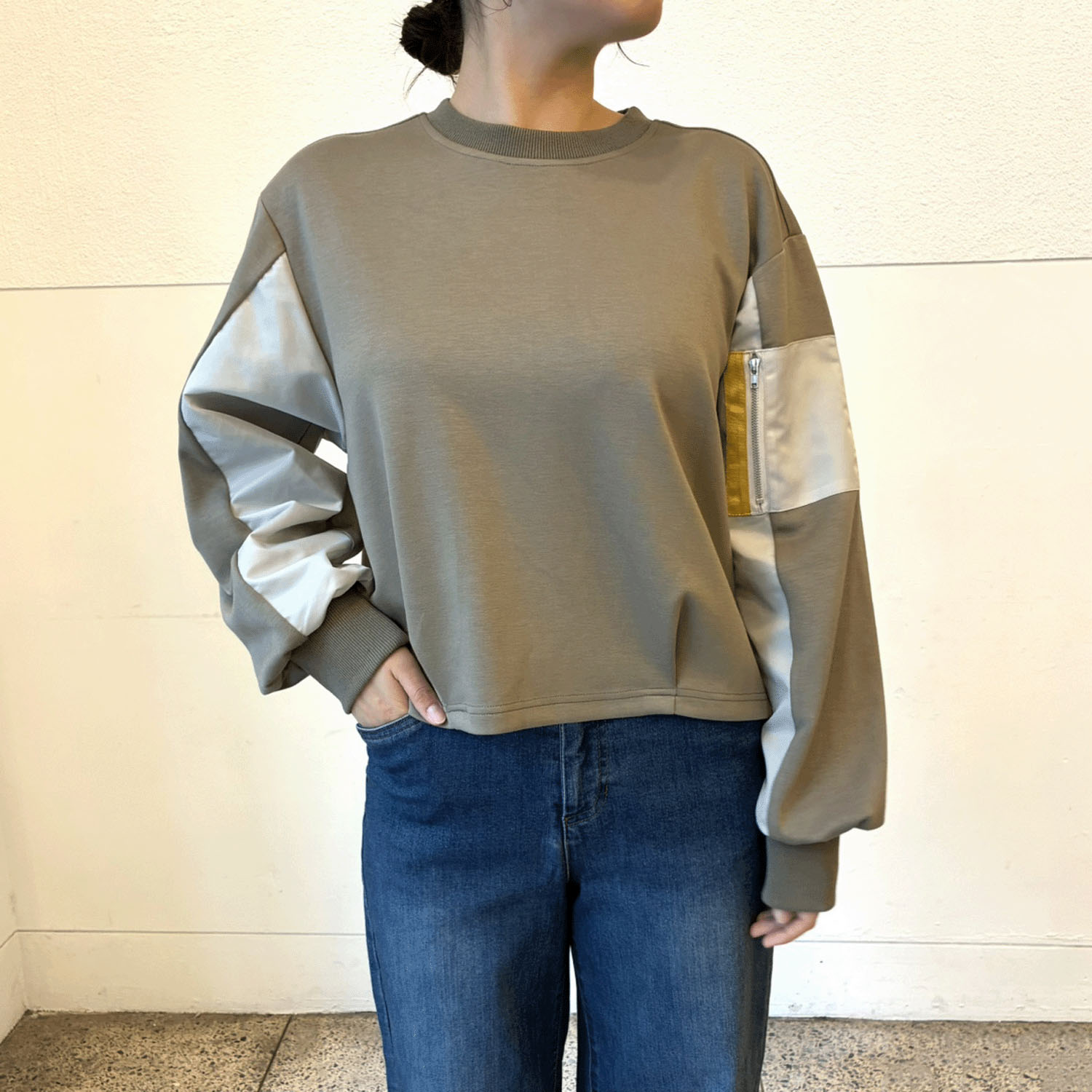 袖ポケット付きプルオーバー