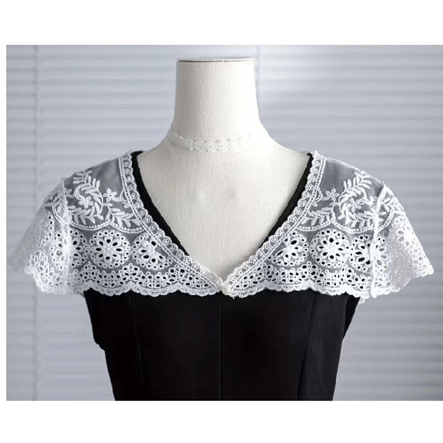 レース付け襟 ホワイト／ブラックレース