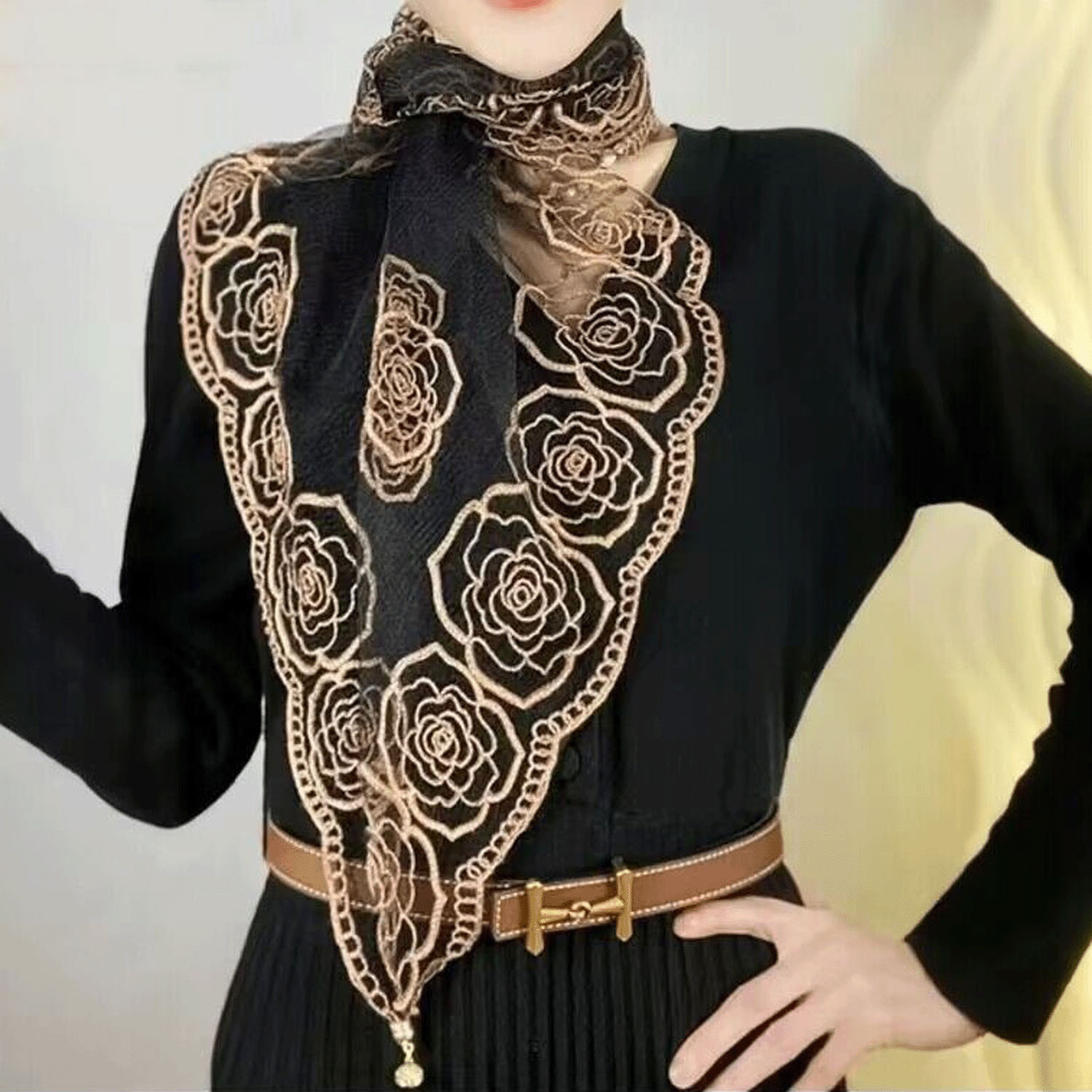 【キャメル、ワイン終了】マグネット付ローズ刺繍スカーフ - 画像2