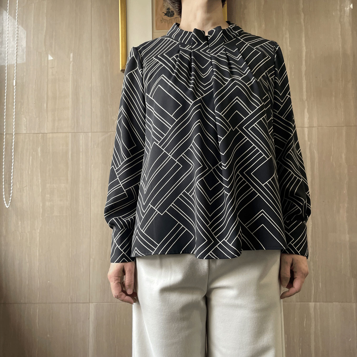 【Insta Live】一珠 KOKIA 幾何柄プリントスタンドブラウス - 画像2