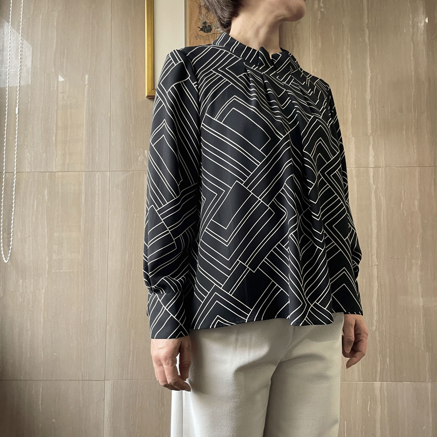 【Insta Live】一珠 KOKIA 幾何柄プリントスタンドブラウス