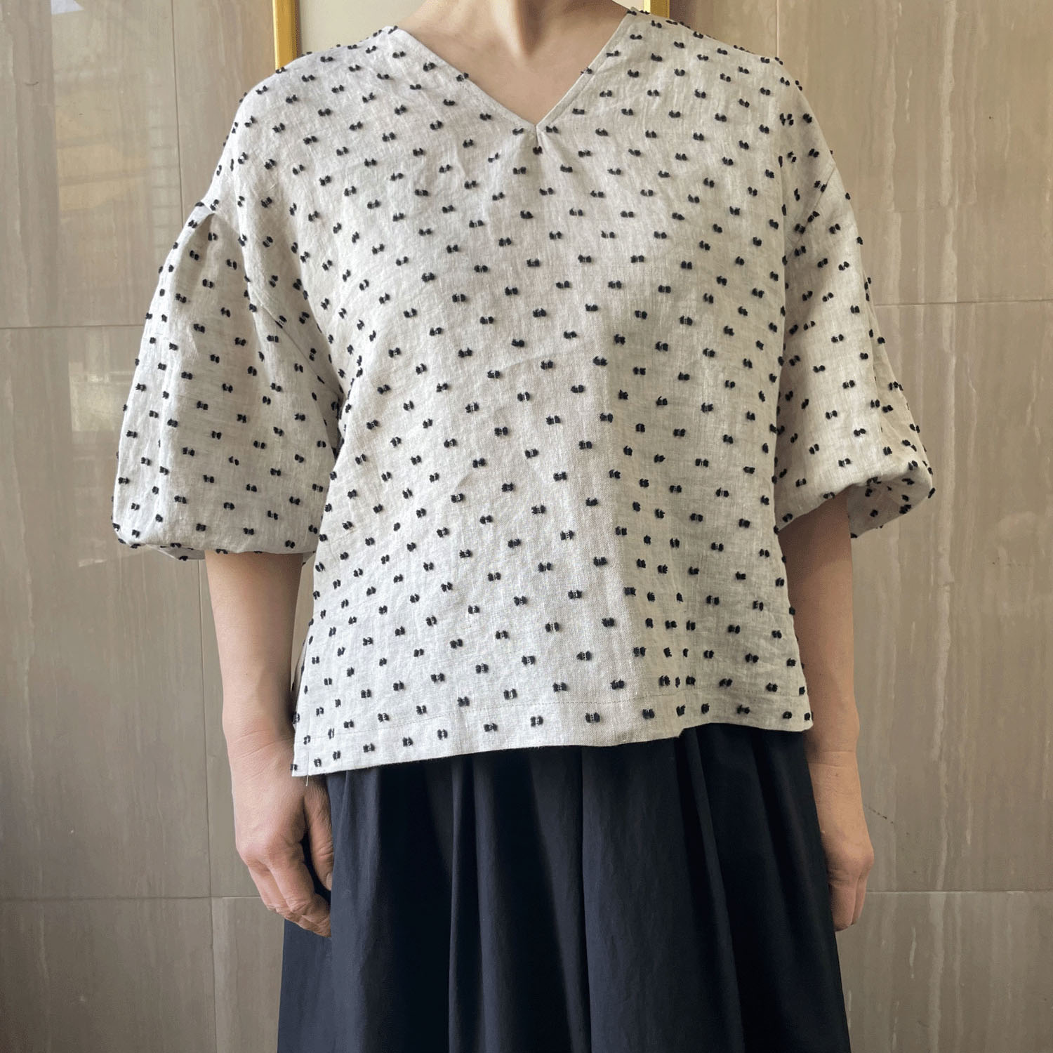 B7 リネンドット刺繍プルオーバー
