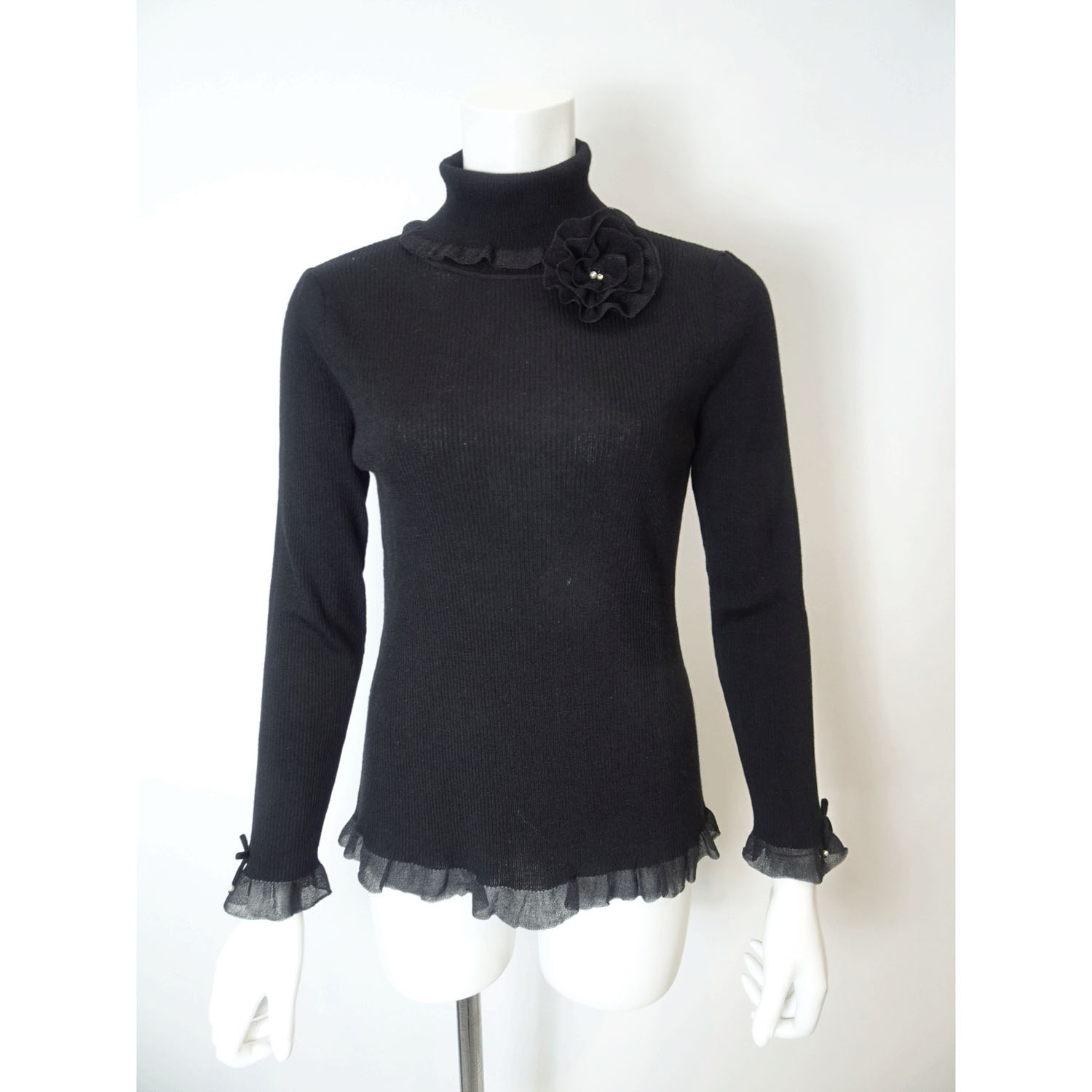 Super Beauty コサージュ付 衿・袖先透かしフリルデザインタートルネックセーター