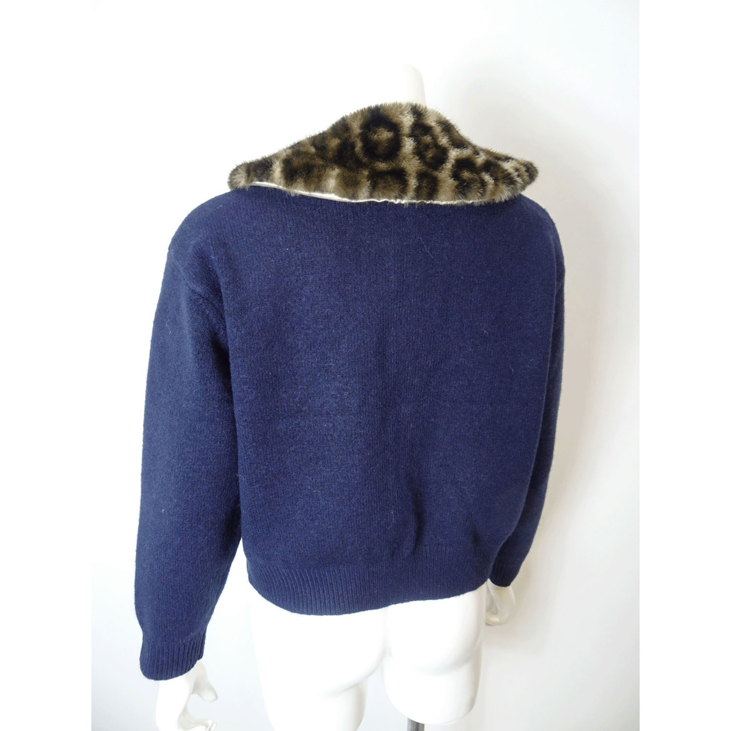 Super Beauty 胸元刺しゅう入りアニマルファー襟ニットカーディガン - 画像11