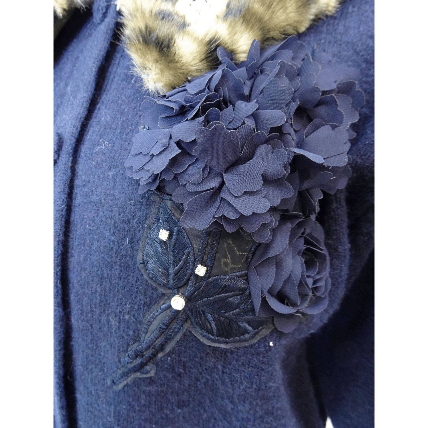 Super Beauty 胸元刺しゅう入りアニマルファー襟ニットカーディガン - 画像14