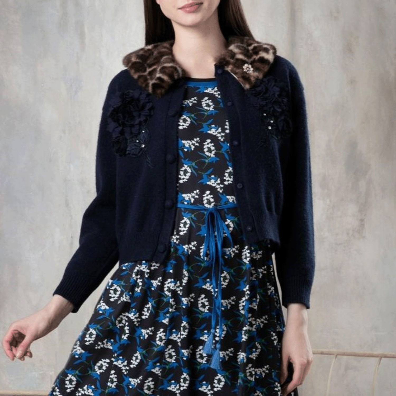 Super Beauty 胸元刺しゅう入りアニマルファー襟ニットカーディガン