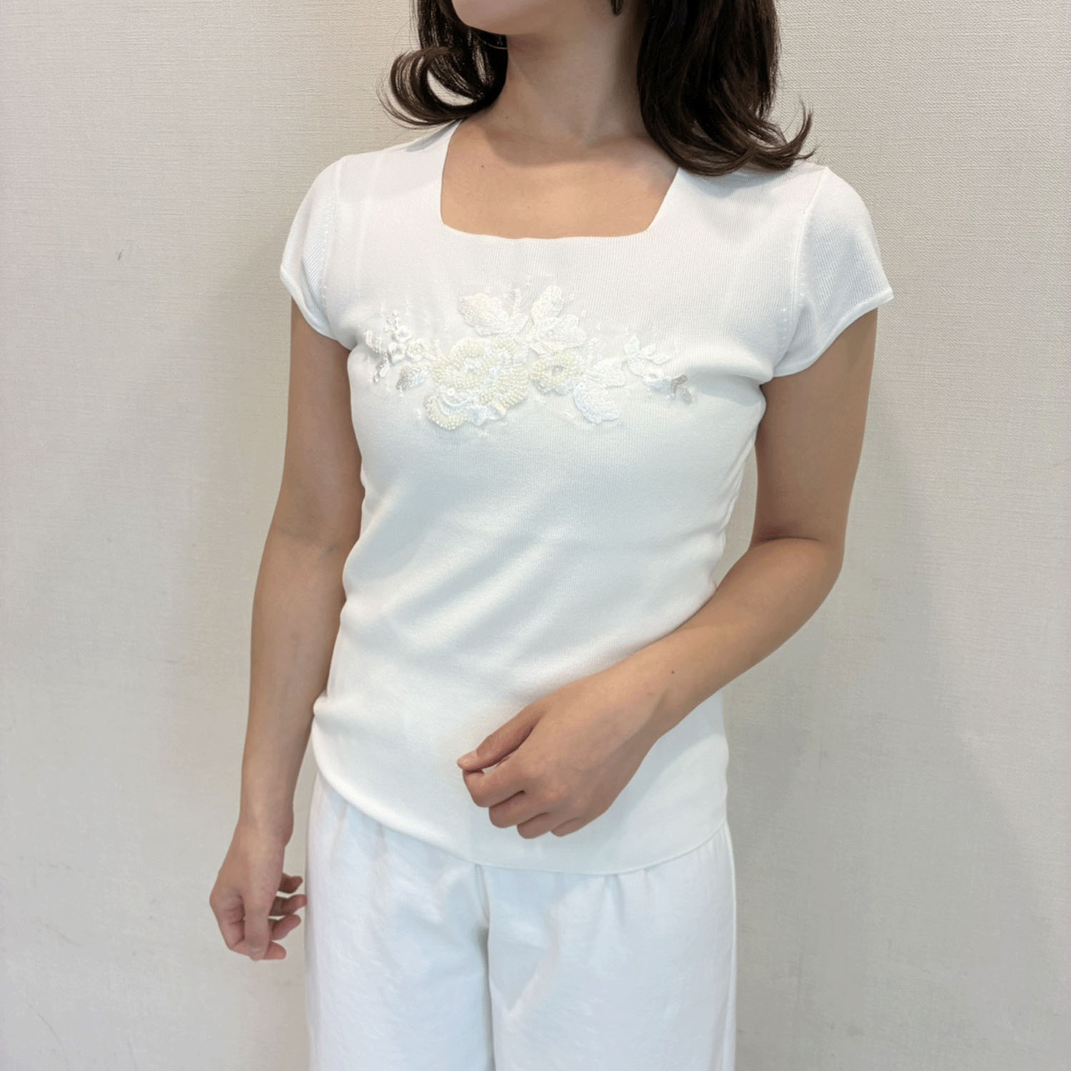 Super Beauty 胸元スパンコール刺しゅう使い半袖ニット - 画像2