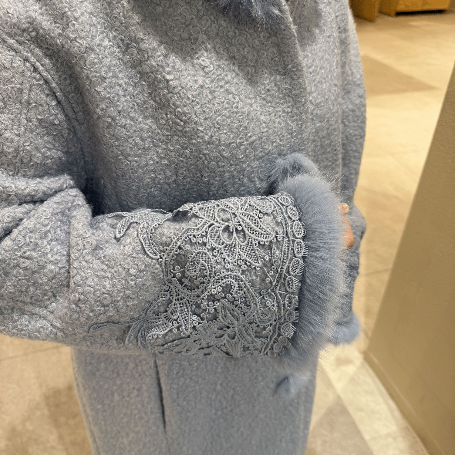 【Inata Live】Super Beauty ファー使い花モチーフ付コート - 画像4