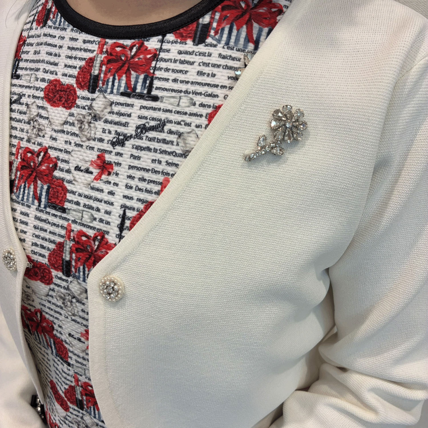 【Insta Live】Super Beauty ジュエルボタン付きクロップドカーディガン - 画像4