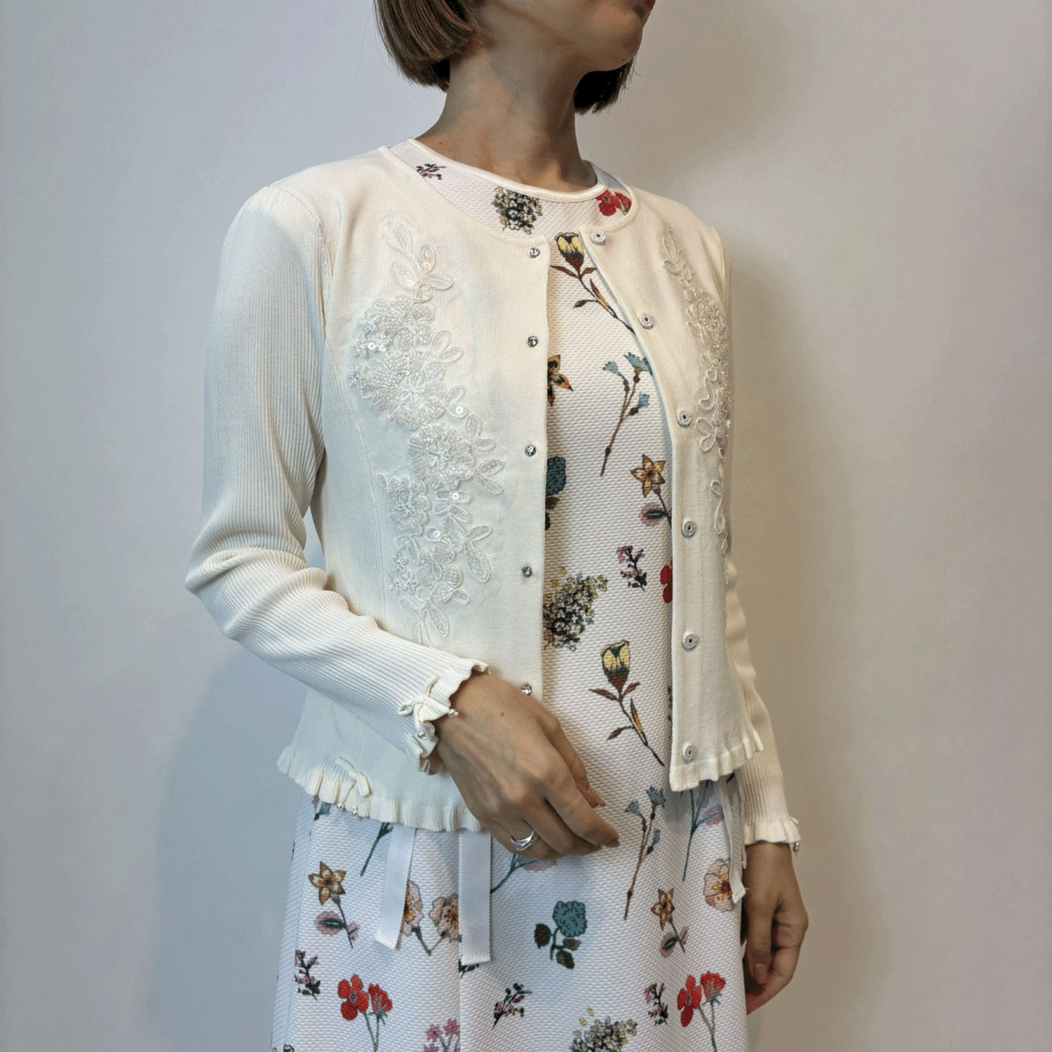 【Insta Live】Super Beauty 前立てスパンコール使い裾フリルカーディガン - 画像4