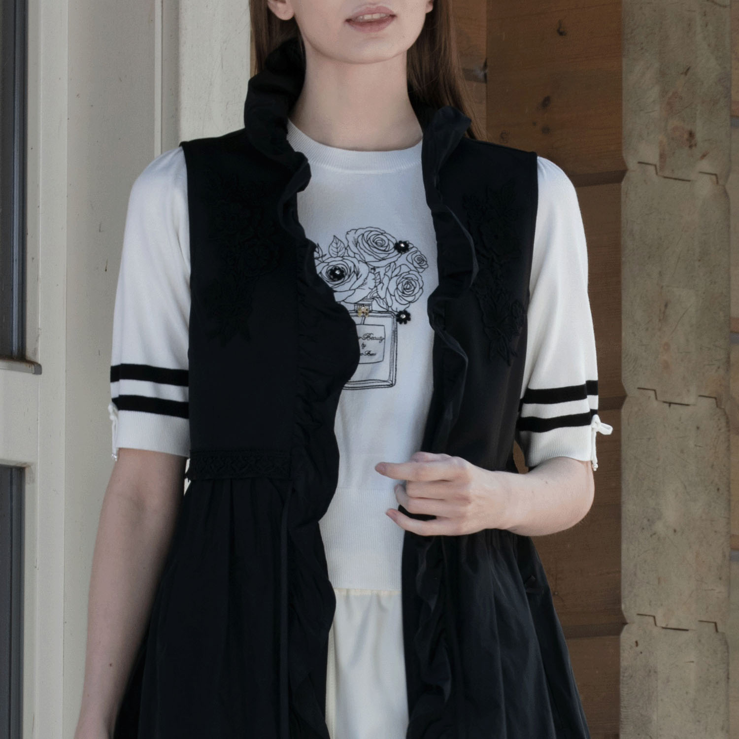 Super Beauty 胸元バラ刺しゅう入りの半袖セーター - 画像2