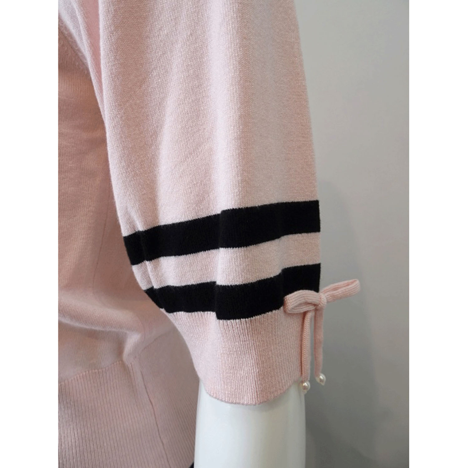 Super Beauty 胸元バラ刺しゅう入りの半袖セーター - 画像20