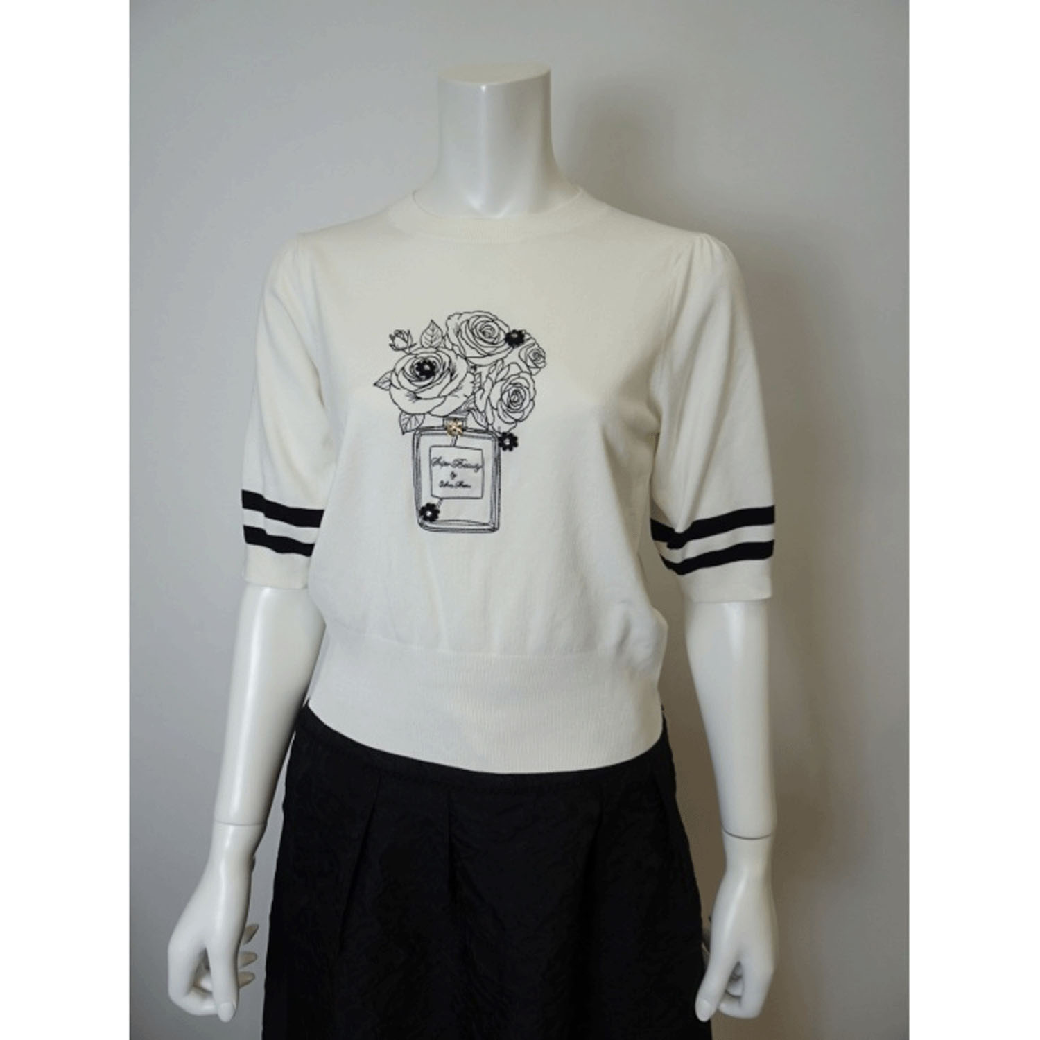 Super Beauty 胸元バラ刺しゅう入りの半袖セーター - 画像8