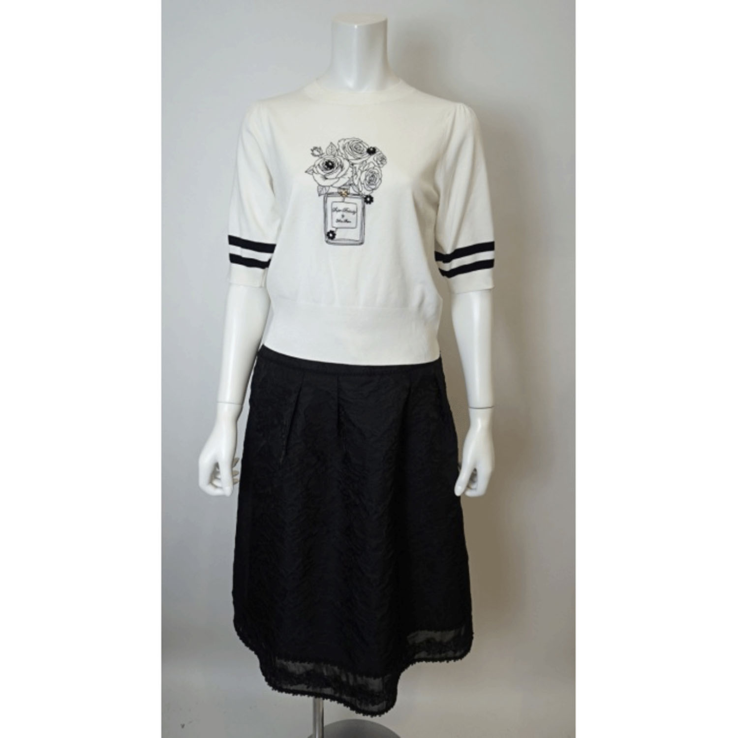 Super Beauty 胸元バラ刺しゅう入りの半袖セーター - 画像9