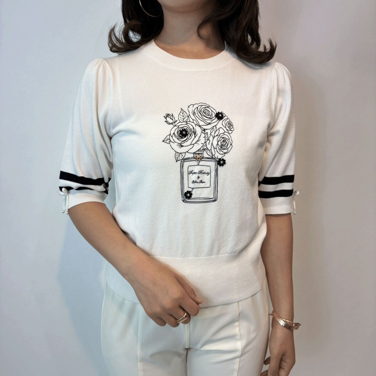 Super Beauty 胸元バラ刺しゅう入りの半袖セーター