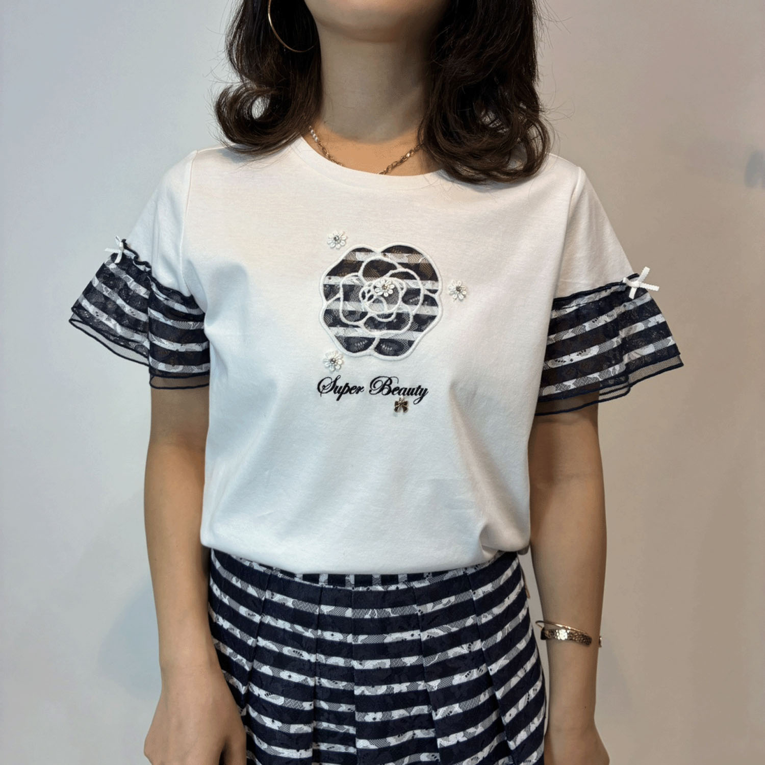 【3月下旬入荷予定】Super Beauty 胸元花刺しゅう袖ボーダー柄フリルTシャツ - 画像4