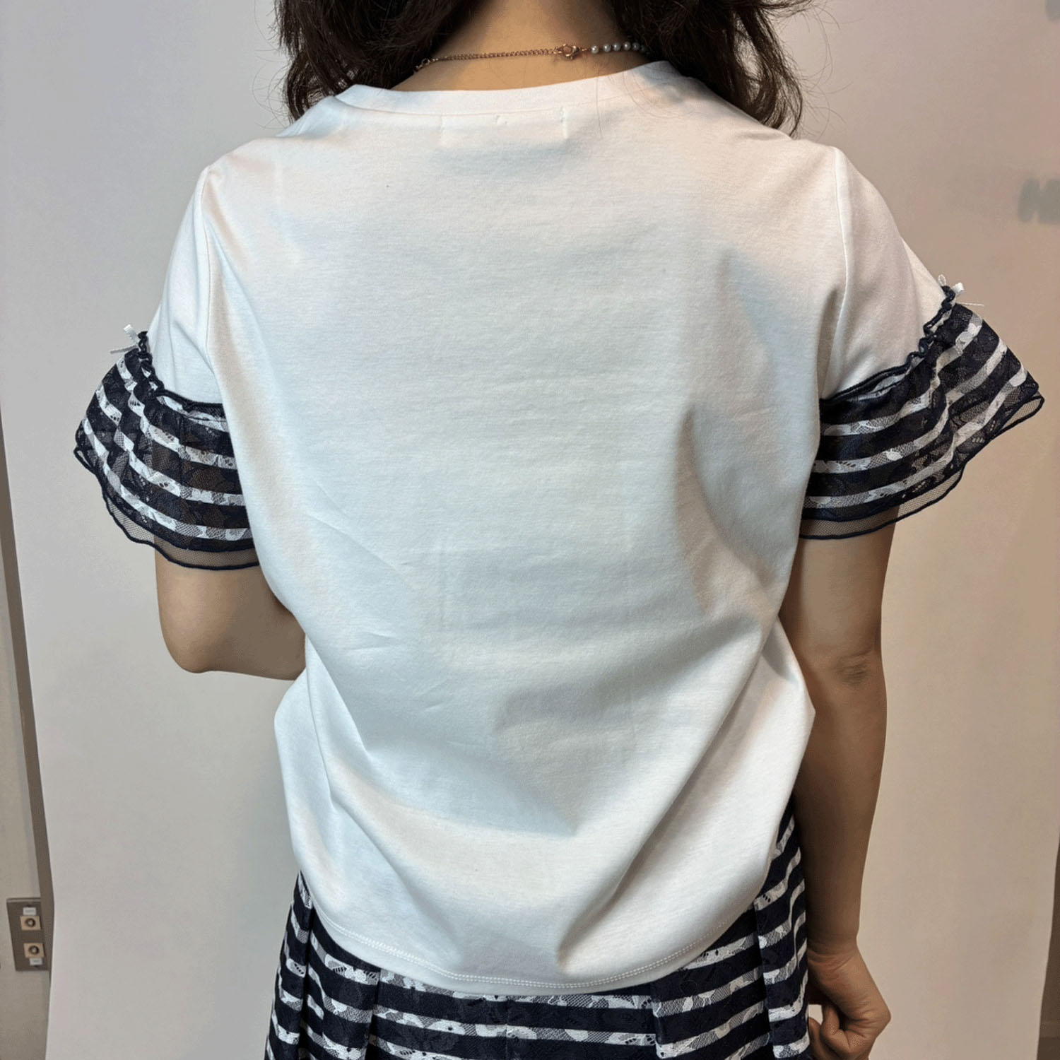 【3月下旬入荷予定】Super Beauty 胸元花刺しゅう袖ボーダー柄フリルTシャツ - 画像5