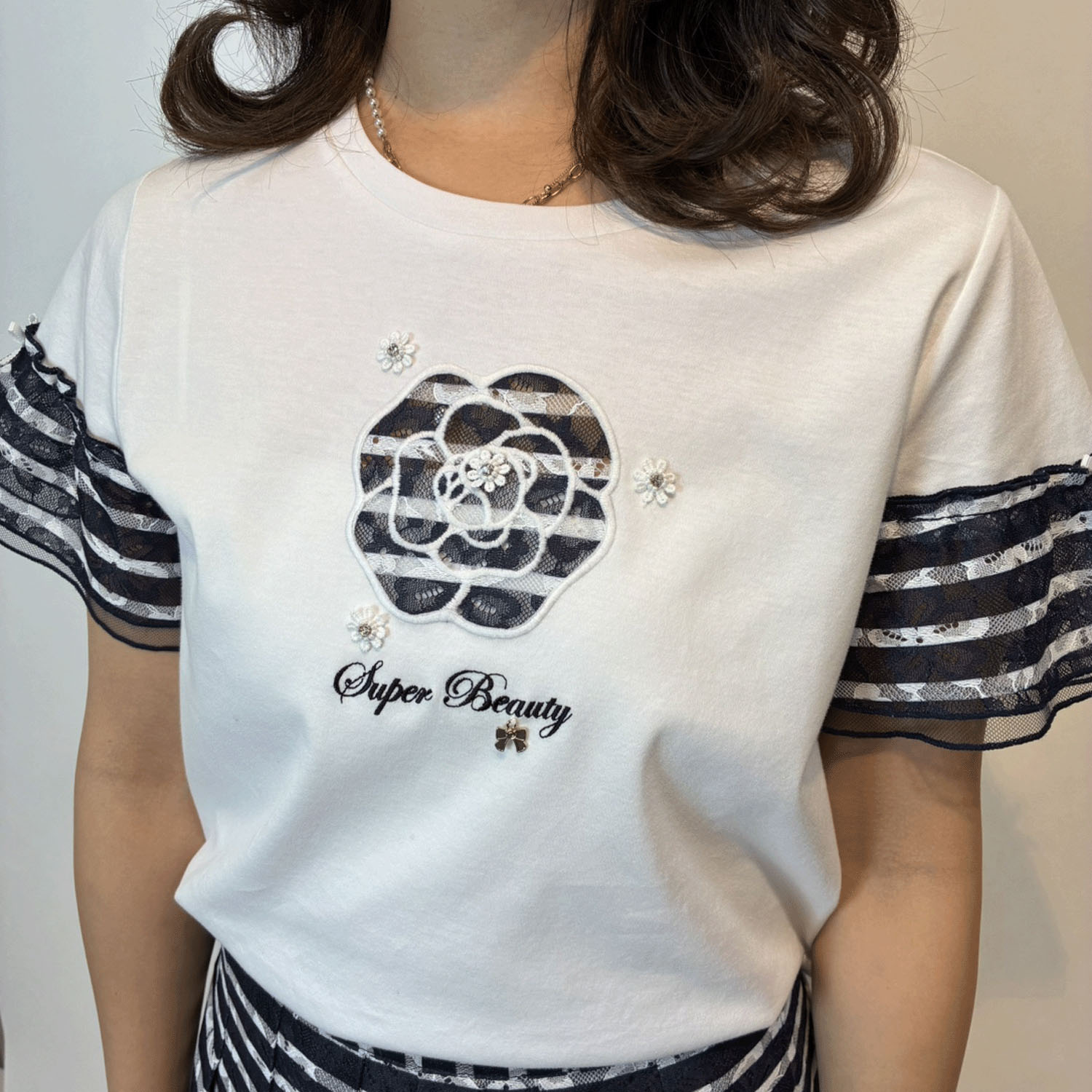 【3月下旬入荷予定】Super Beauty 胸元花刺しゅう袖ボーダー柄フリルTシャツ - 画像6