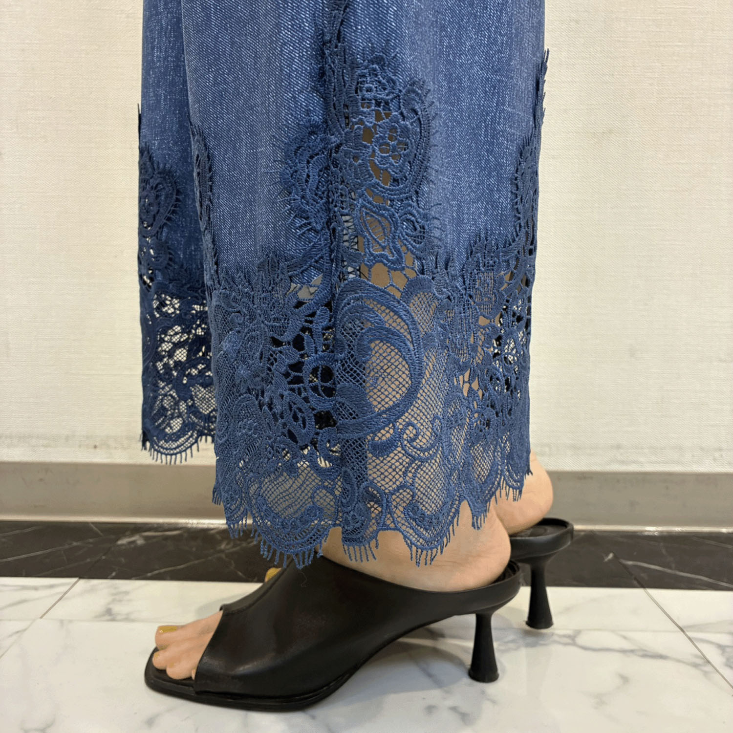 Super Beauty 裾レースデザインデニム風ストレッチパンツ - 画像10