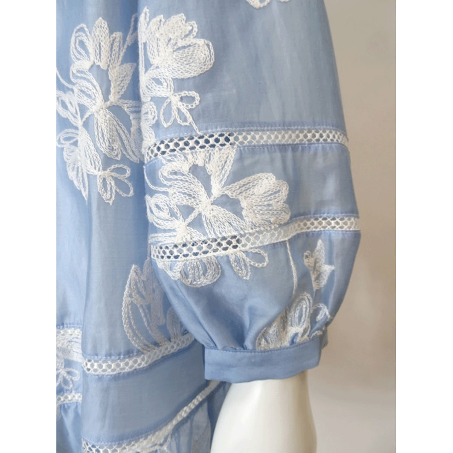 【LIVE ARCHIVE】Super Beauty 花刺しゅう入り パフ袖ブラウス - 画像18