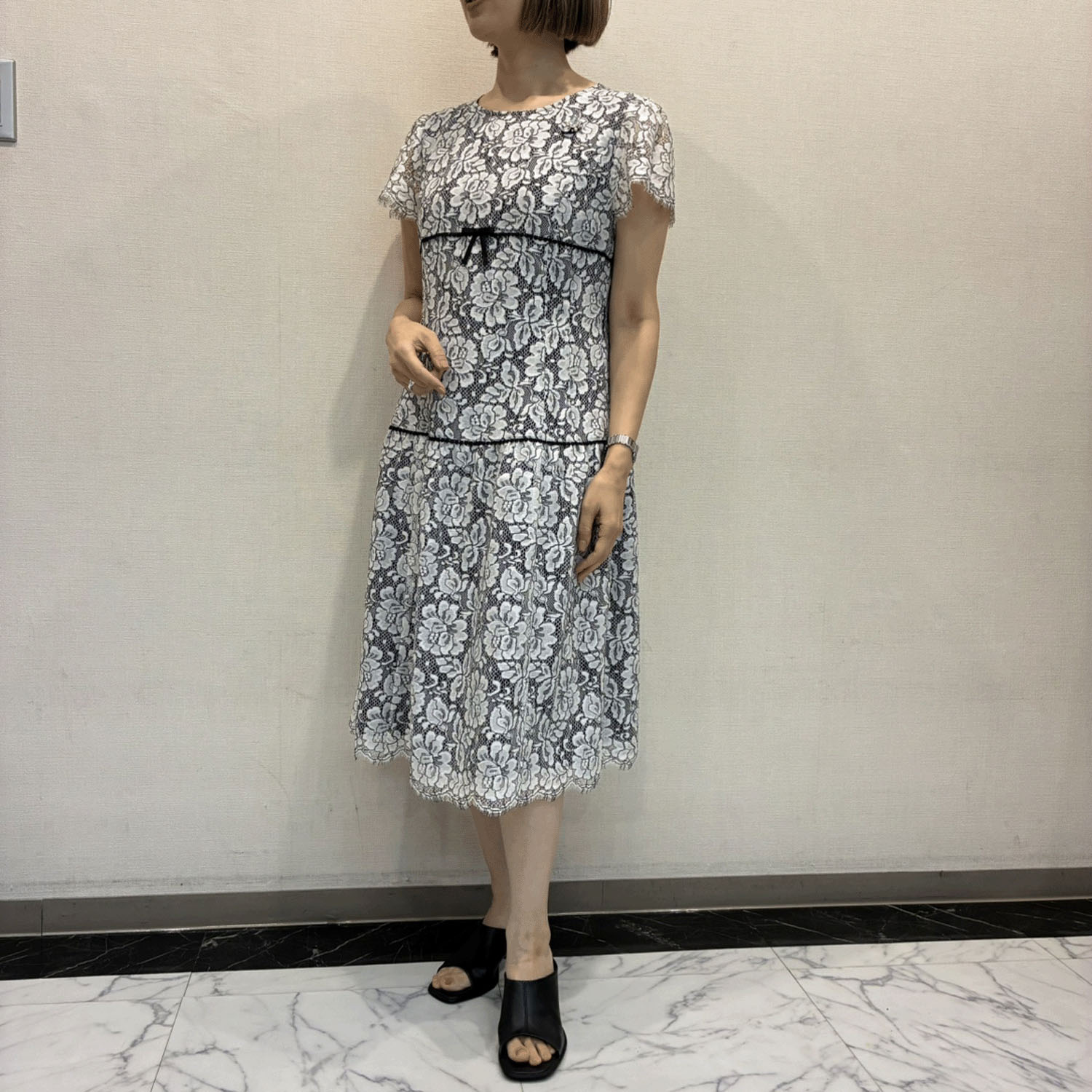 【4月中旬入荷予定】Super Beauty ライン花レース素材半袖ワンピース - 画像3