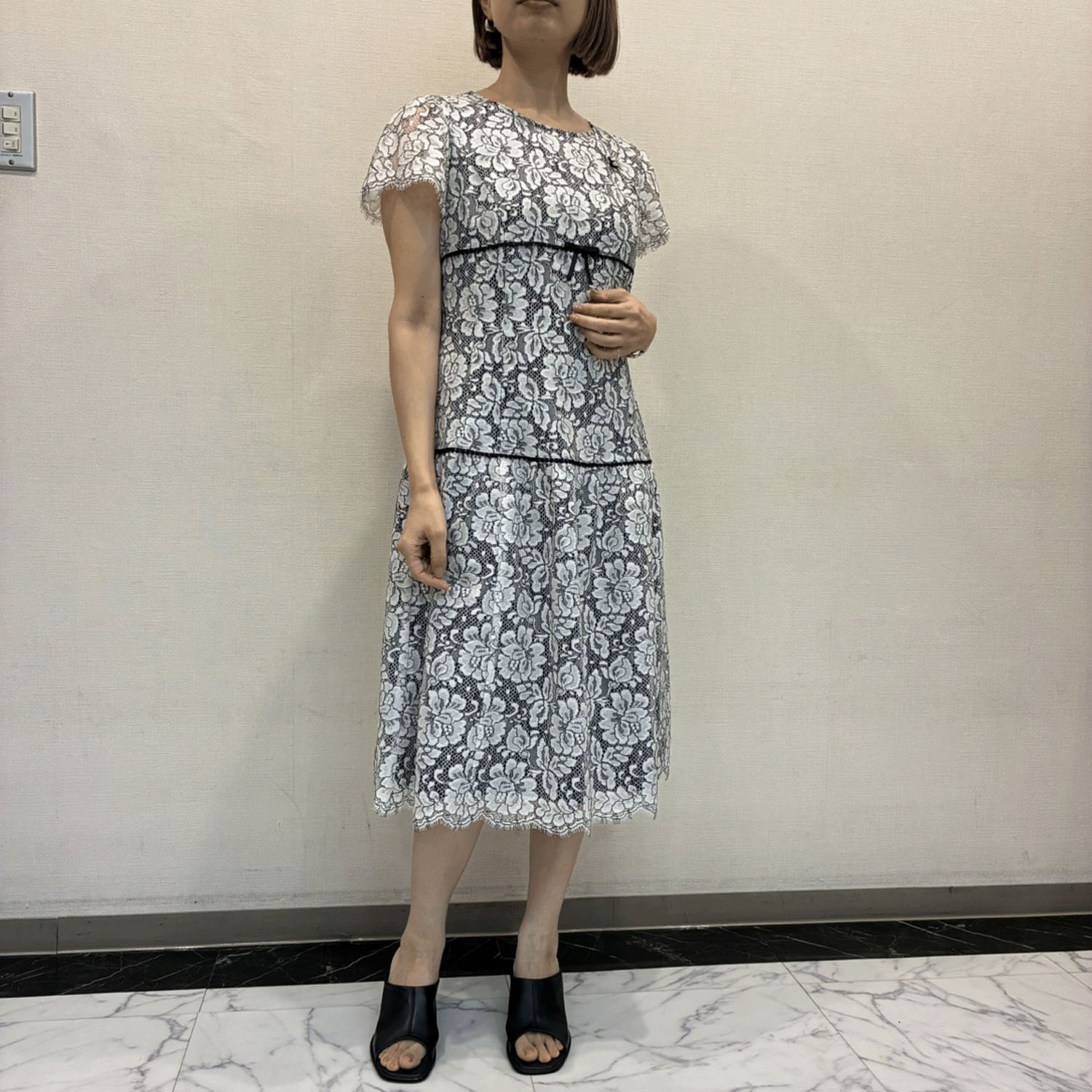 【4月中旬入荷予定】Super Beauty ライン花レース素材半袖ワンピース - 画像4