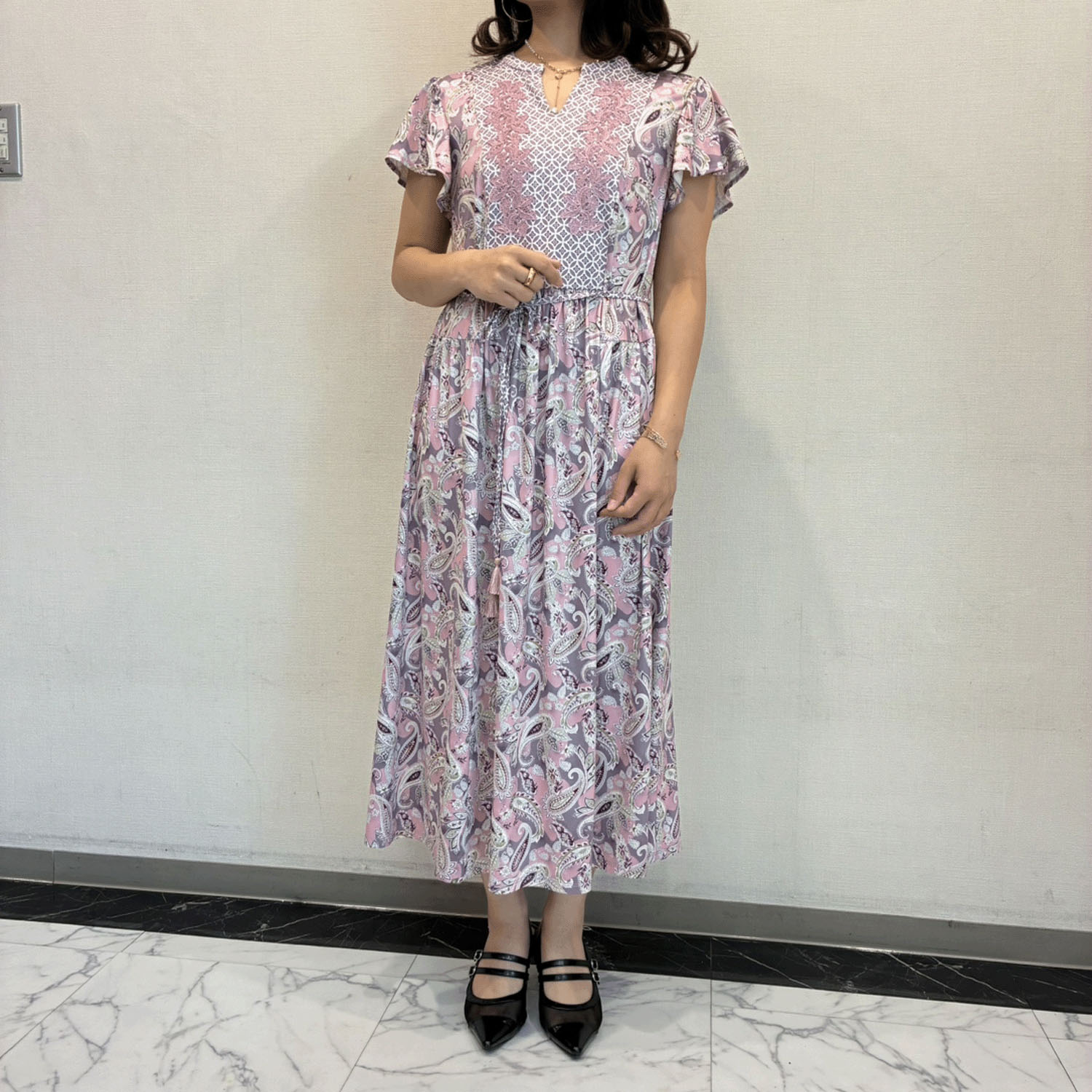 【4月下旬入荷予定】Super Beauty 胸元レース×スリット入りペイズリー柄切替ワンピース - 画像3