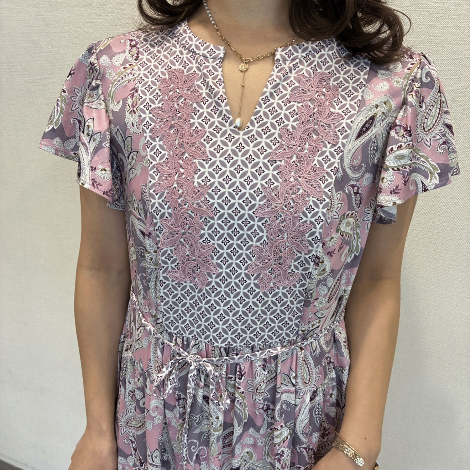 【4月下旬入荷予定】Super Beauty 胸元レース×スリット入りペイズリー柄切替ワンピース - 画像6