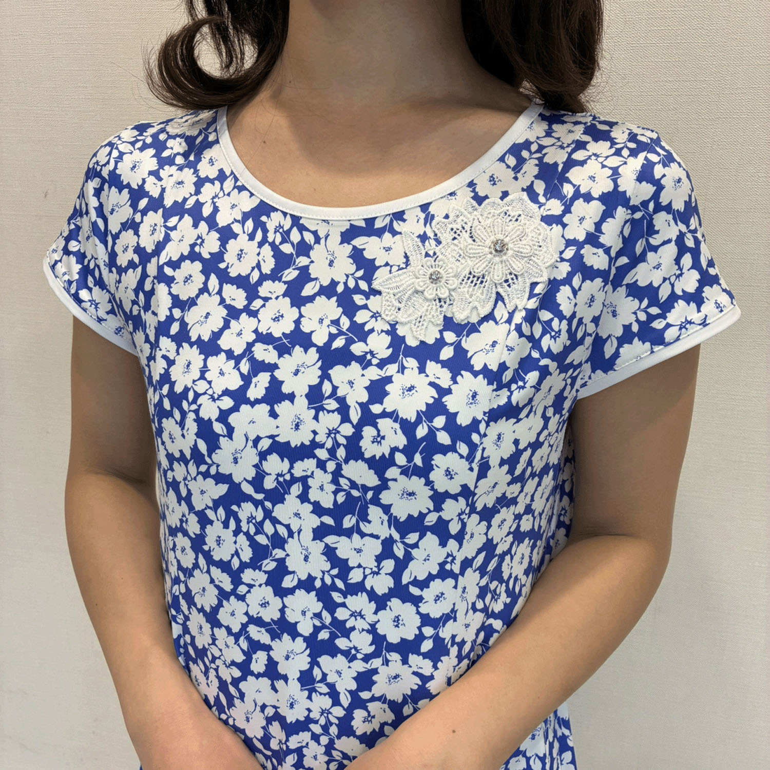 【4月下旬入荷予定】Super Beauty ブルー系フラワープリント裾レース使いワンピース - 画像6
