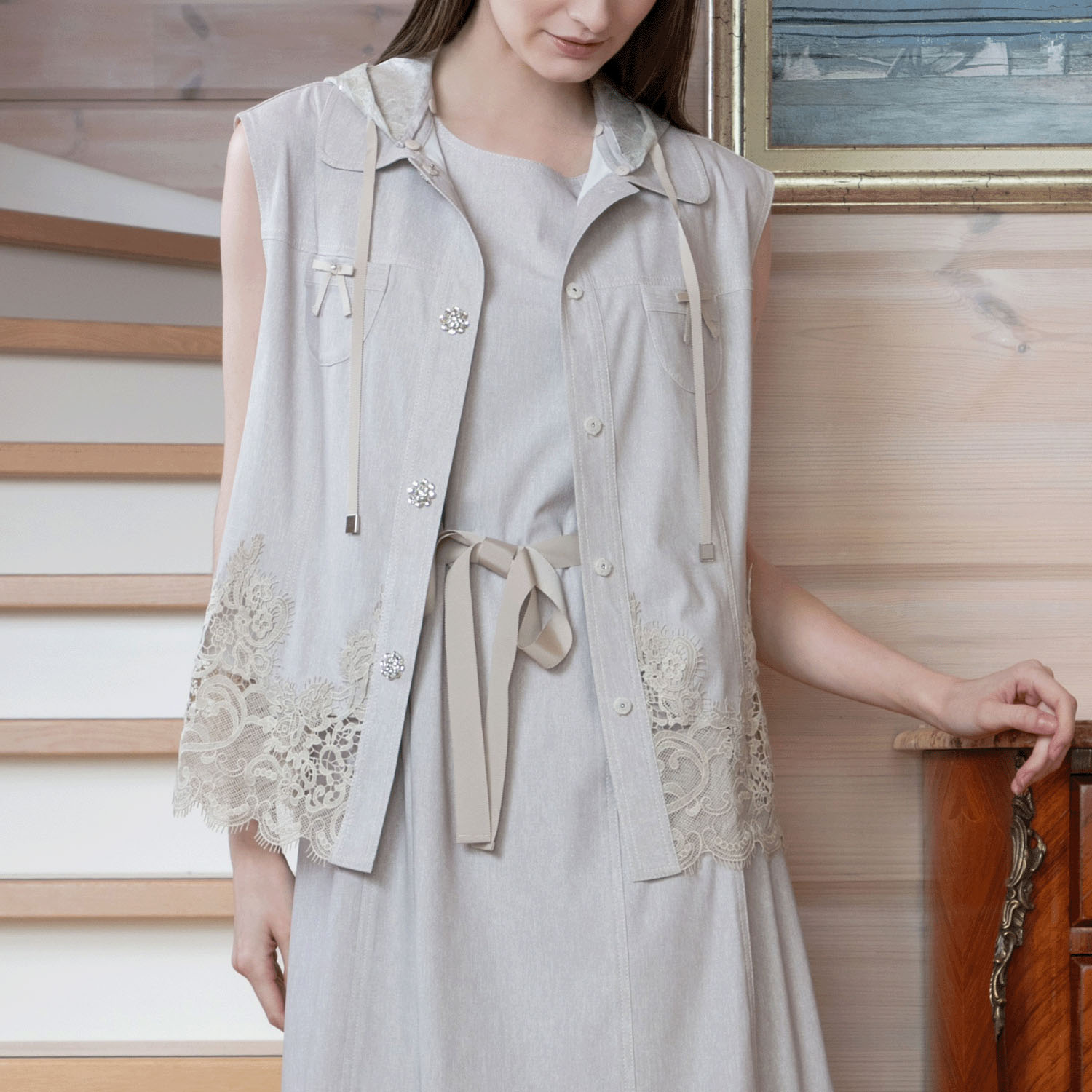 Super Beauty 裾レース切替転写素材フード着脱式ベスト