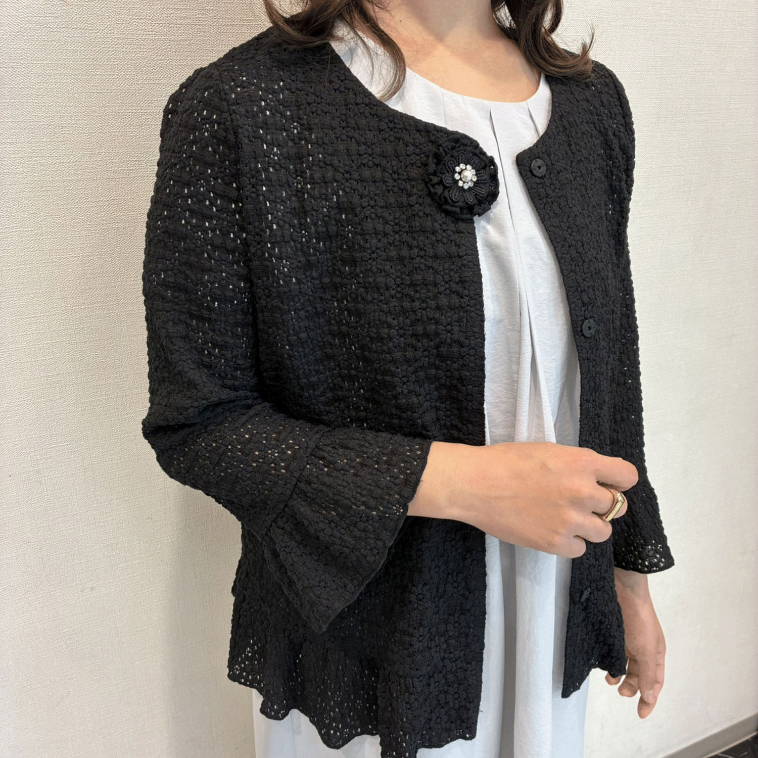 Super Beauty 伸縮素材コサージュ付ノーカラージャケット - 画像4