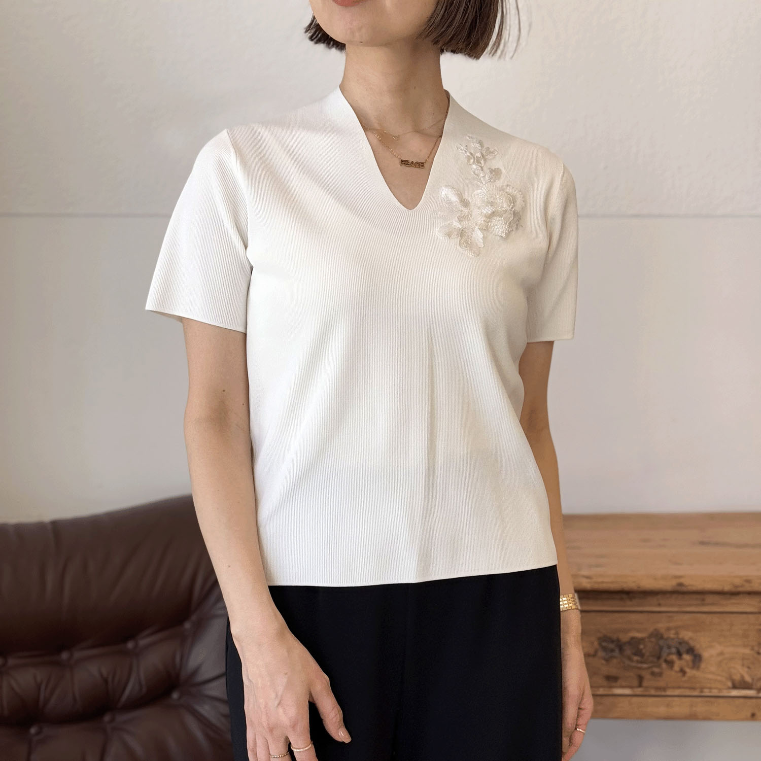 Super Beauty 胸元スパンコール刺繍Vネック半袖セーター - 画像2