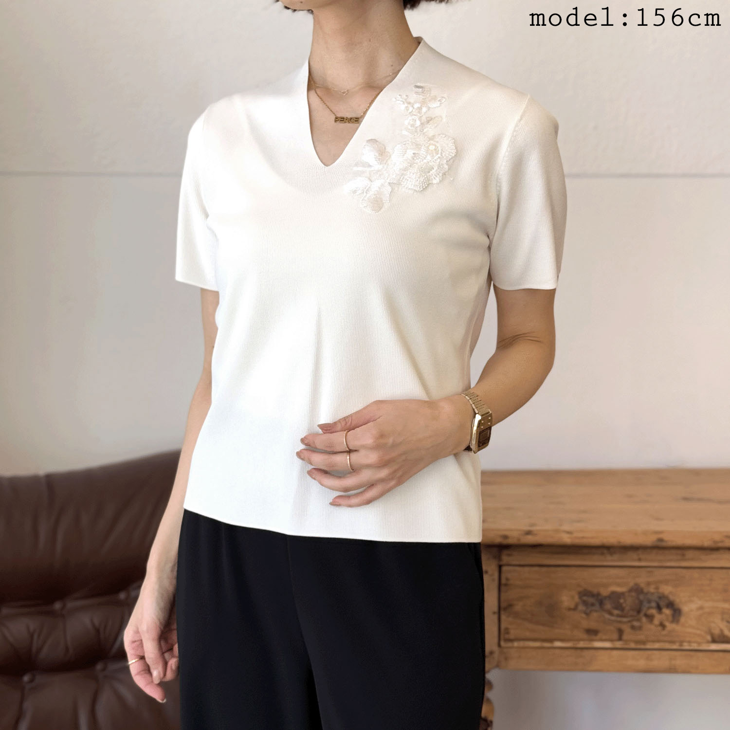 Super Beauty 胸元スパンコール刺繍Vネック半袖セーター - 画像1