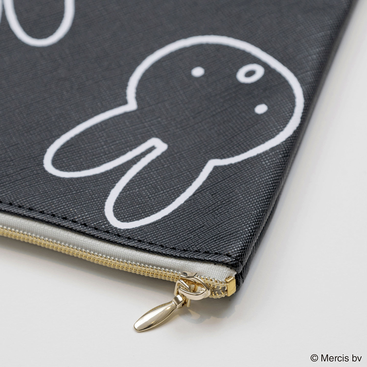 miffy LARGE MOTIF フラットポーチ ブラック - 画像4