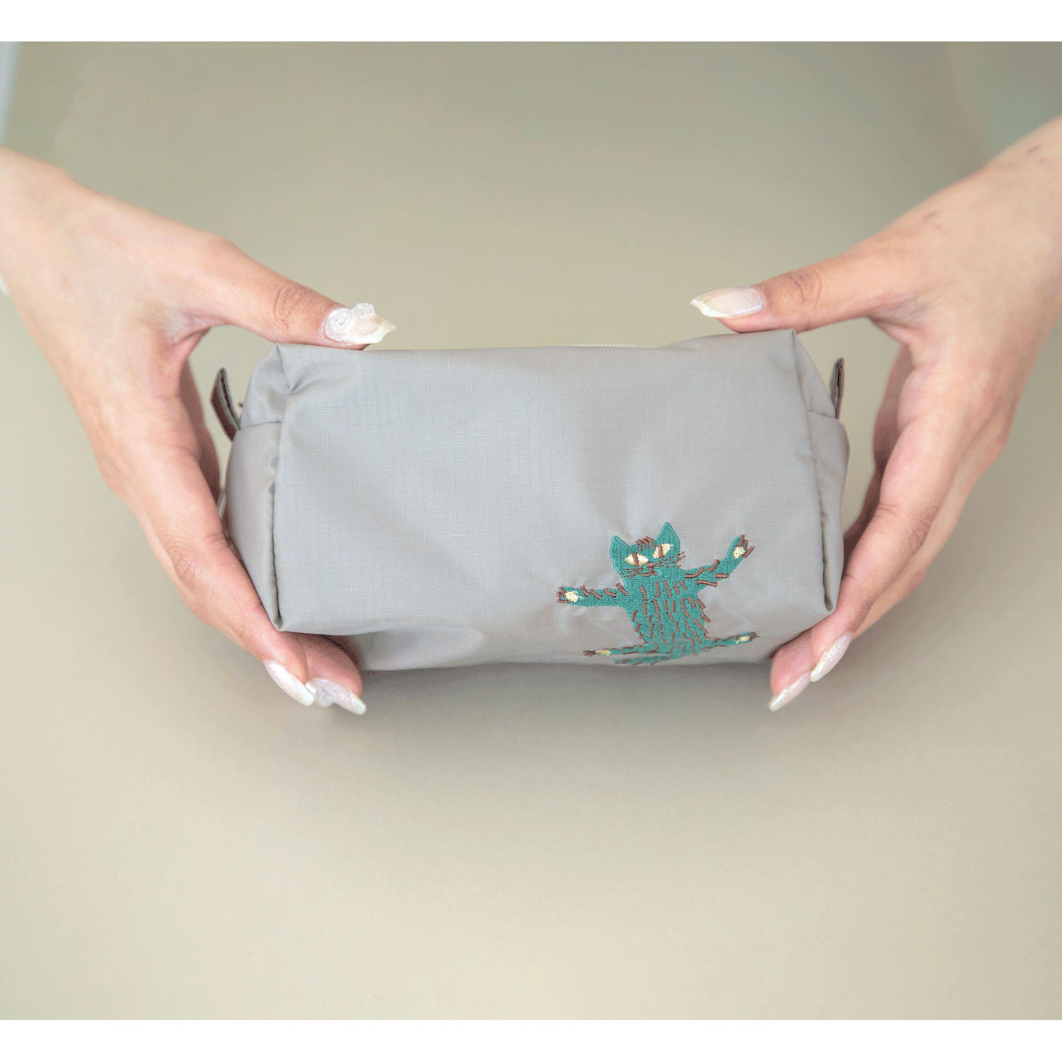 くせ強 ブロックポーチ