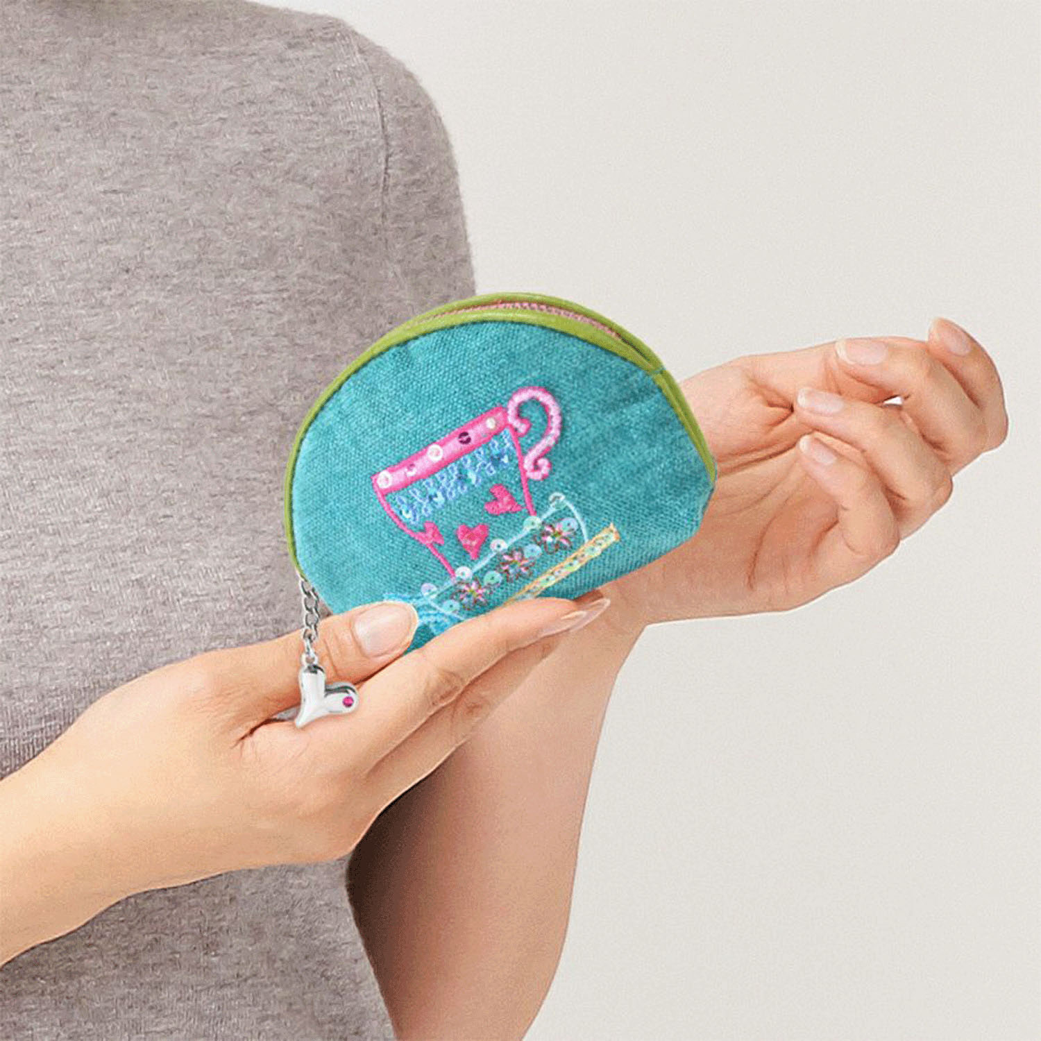 ThinkBee！ ティータイムミニポーチ。