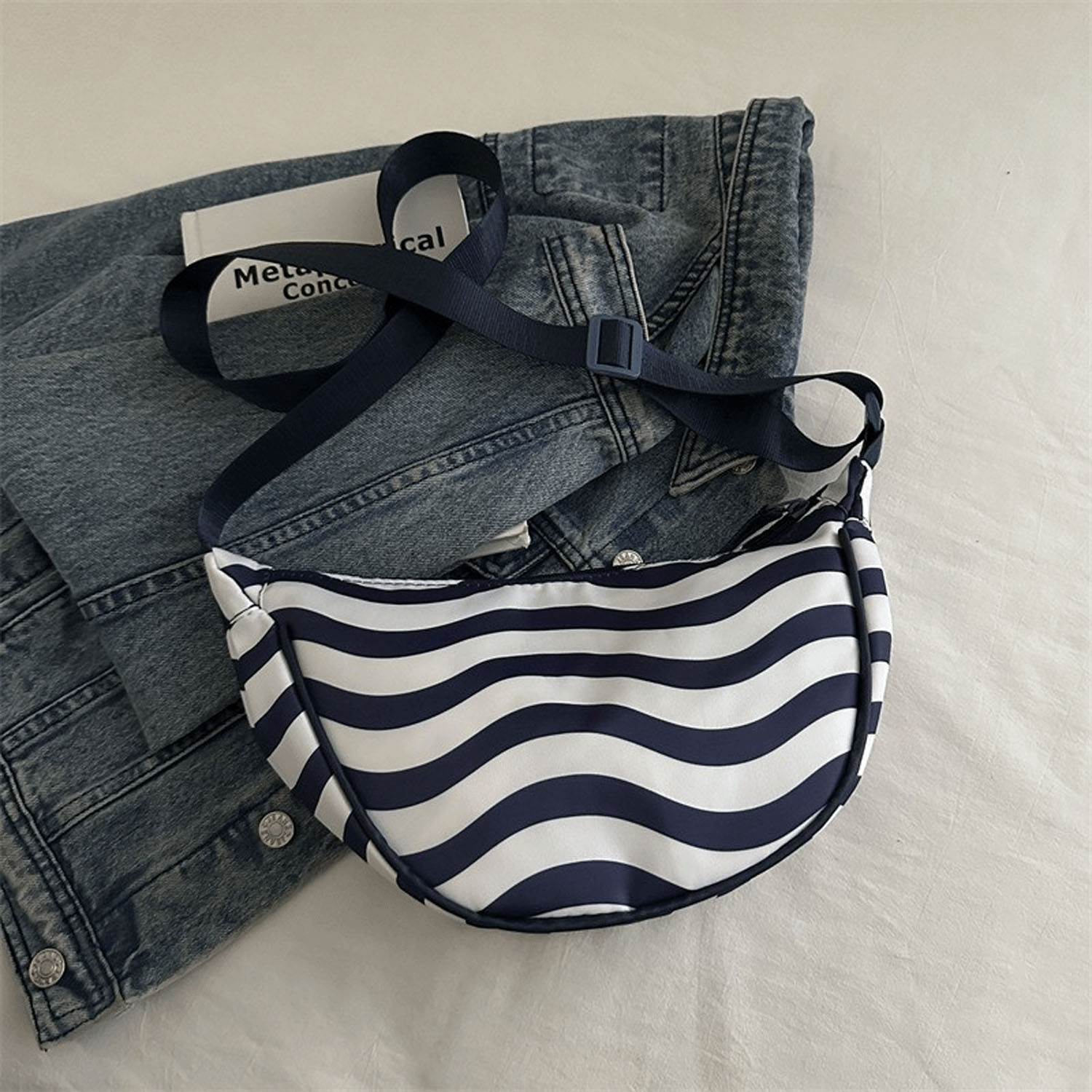 柄ものハーフムーン型ショルダーバッグ - 画像3