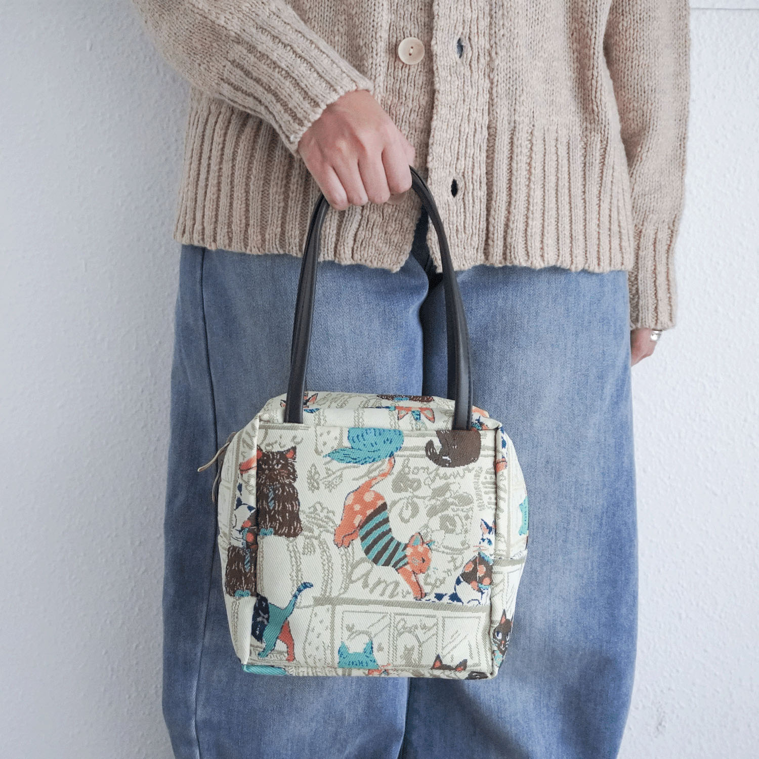 シャルポ ネコ柄サイコロ型バッグ