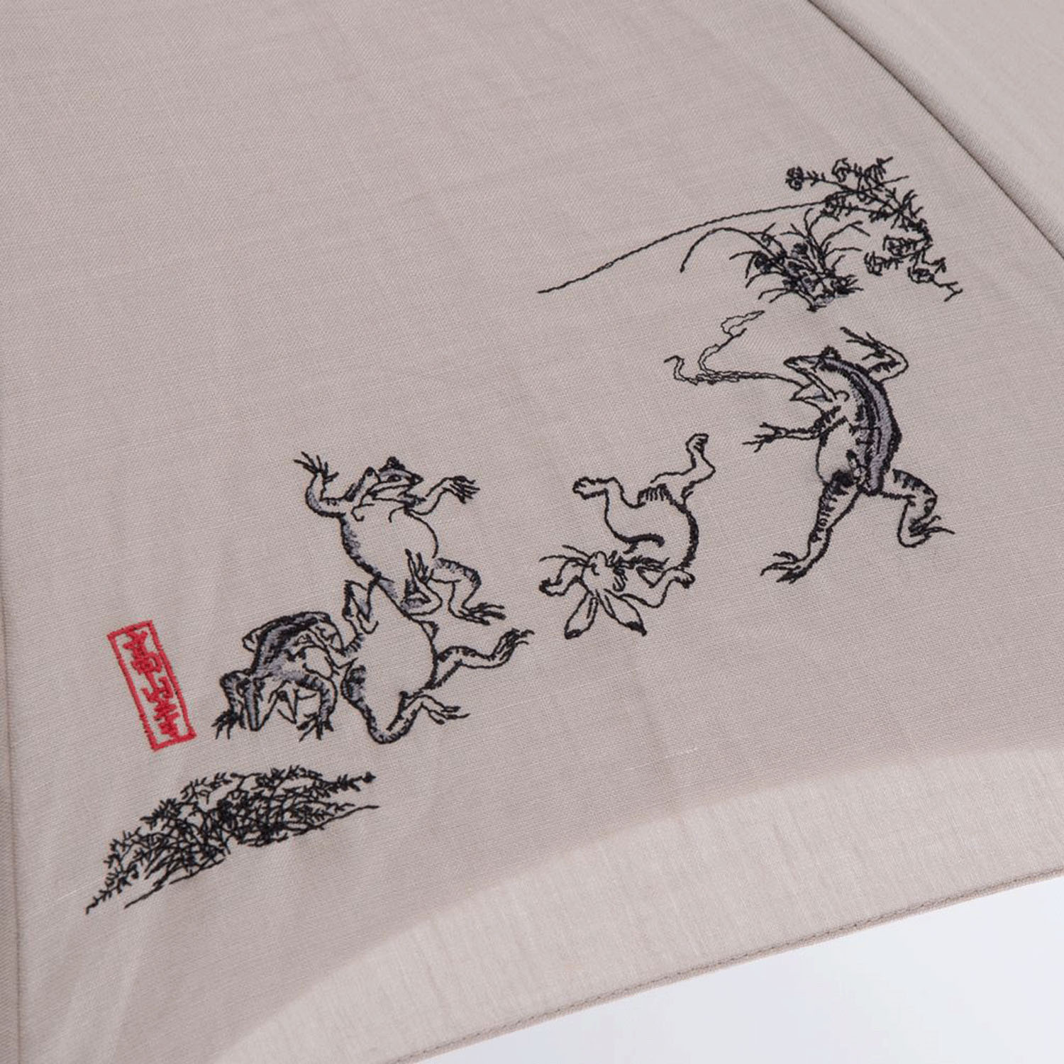 【日本製】 完全遮光 （晴雨兼用）女優日傘 「鳥獣戯画刺繍かわず張り」ショート長傘 - 画像3