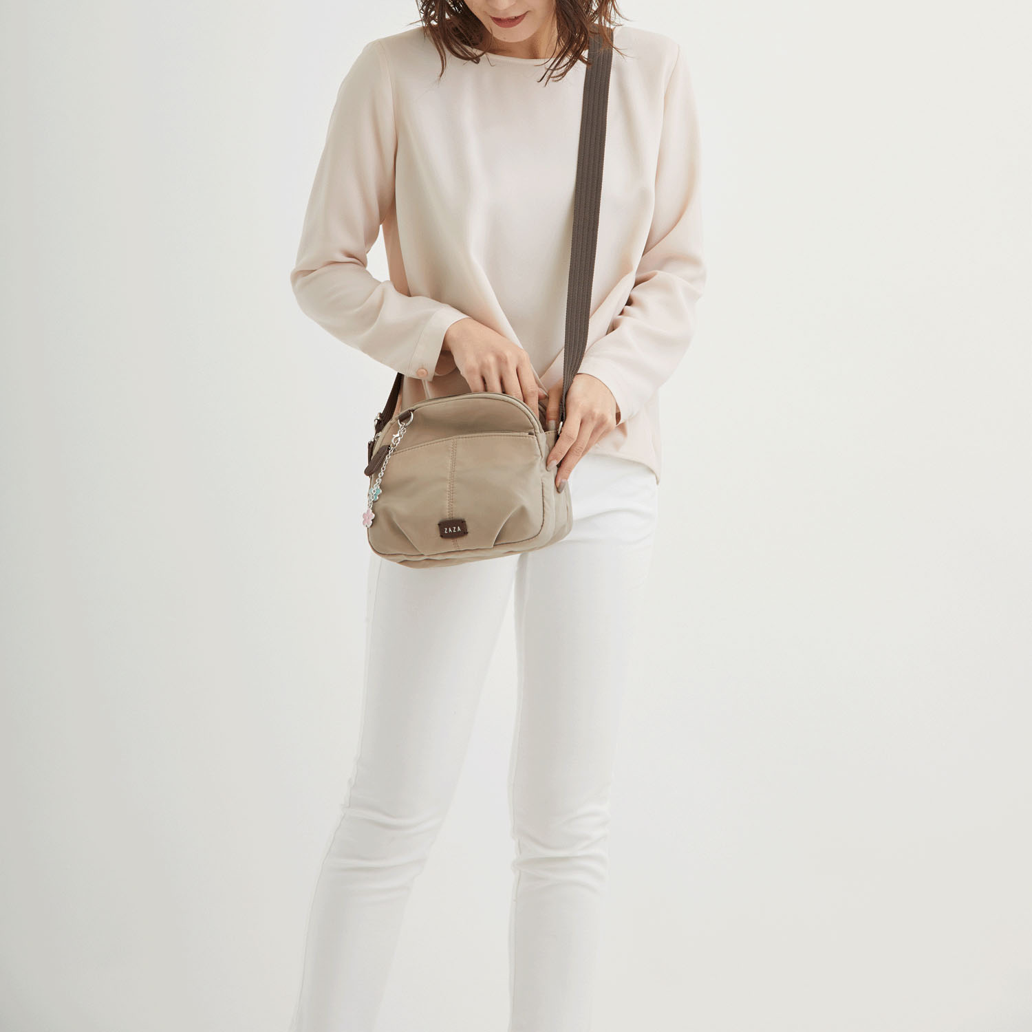 花チャーム付ツイルナイロンショルダーバッグ