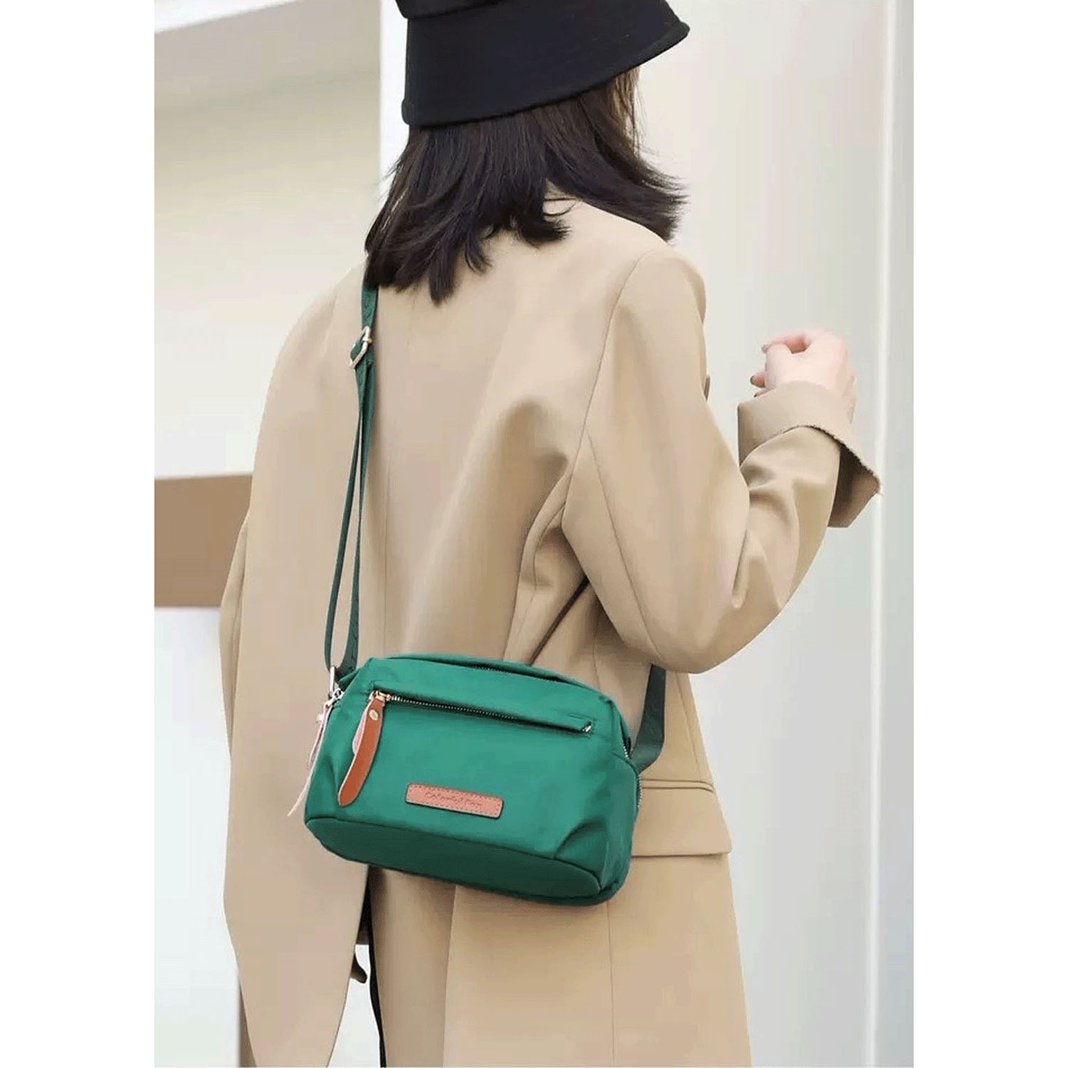 前ポケット付きショルダーバッグ