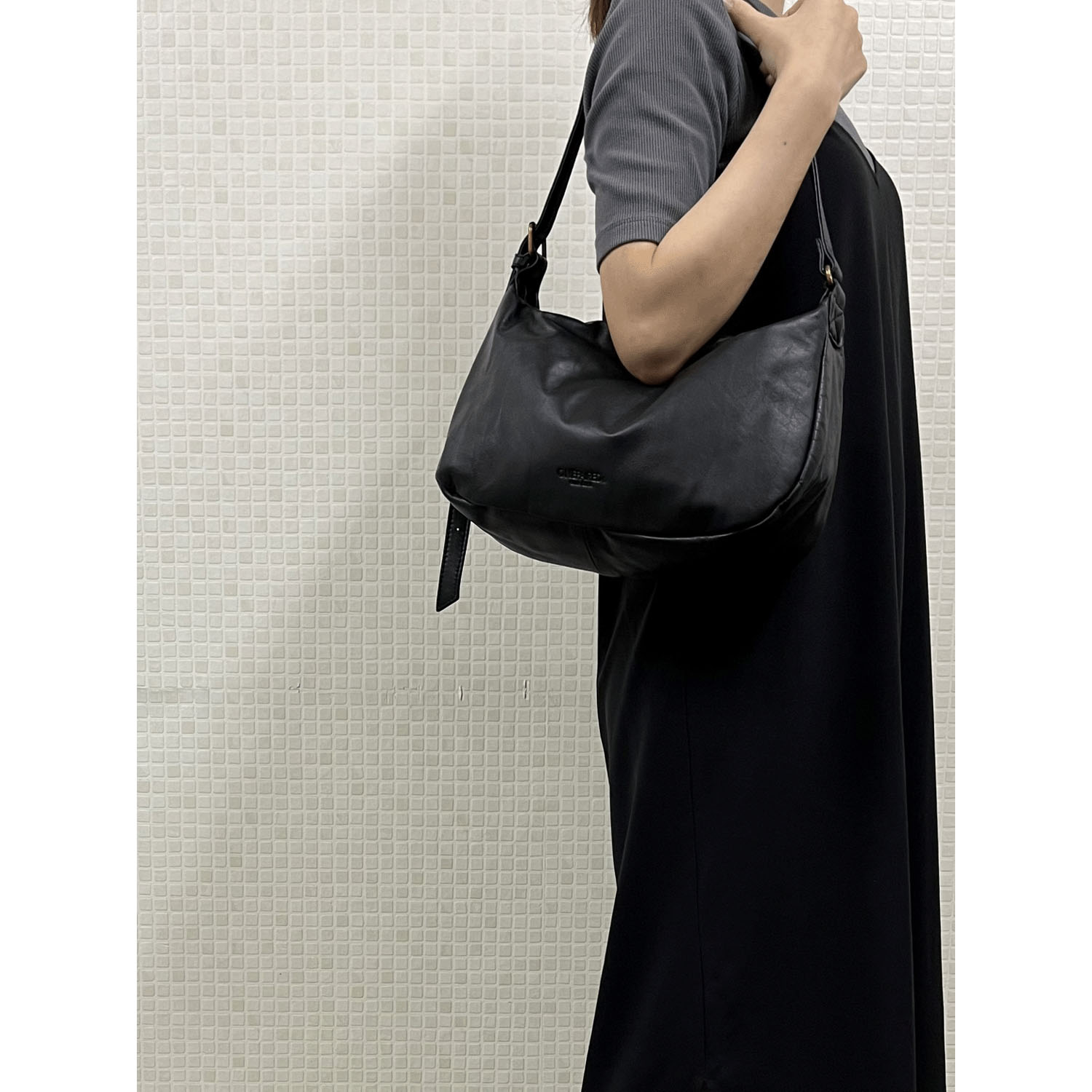 ONE PAIRED（ワンペアード） 牛革撥水ショルダーバッグ