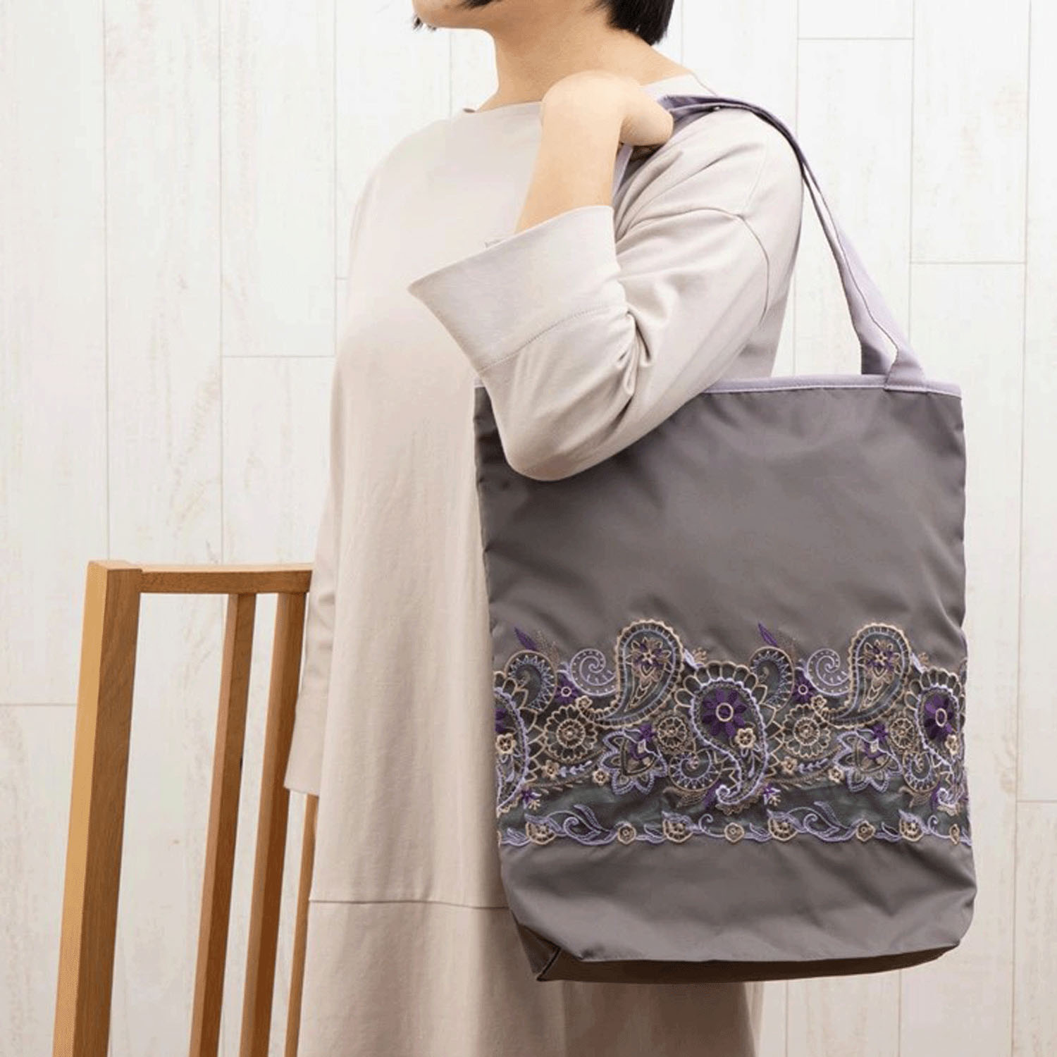 【15番色終了】 ペイズリー更紗 オーガンジーカットワーク刺繍 防水・撥水トートバッグ - 画像1