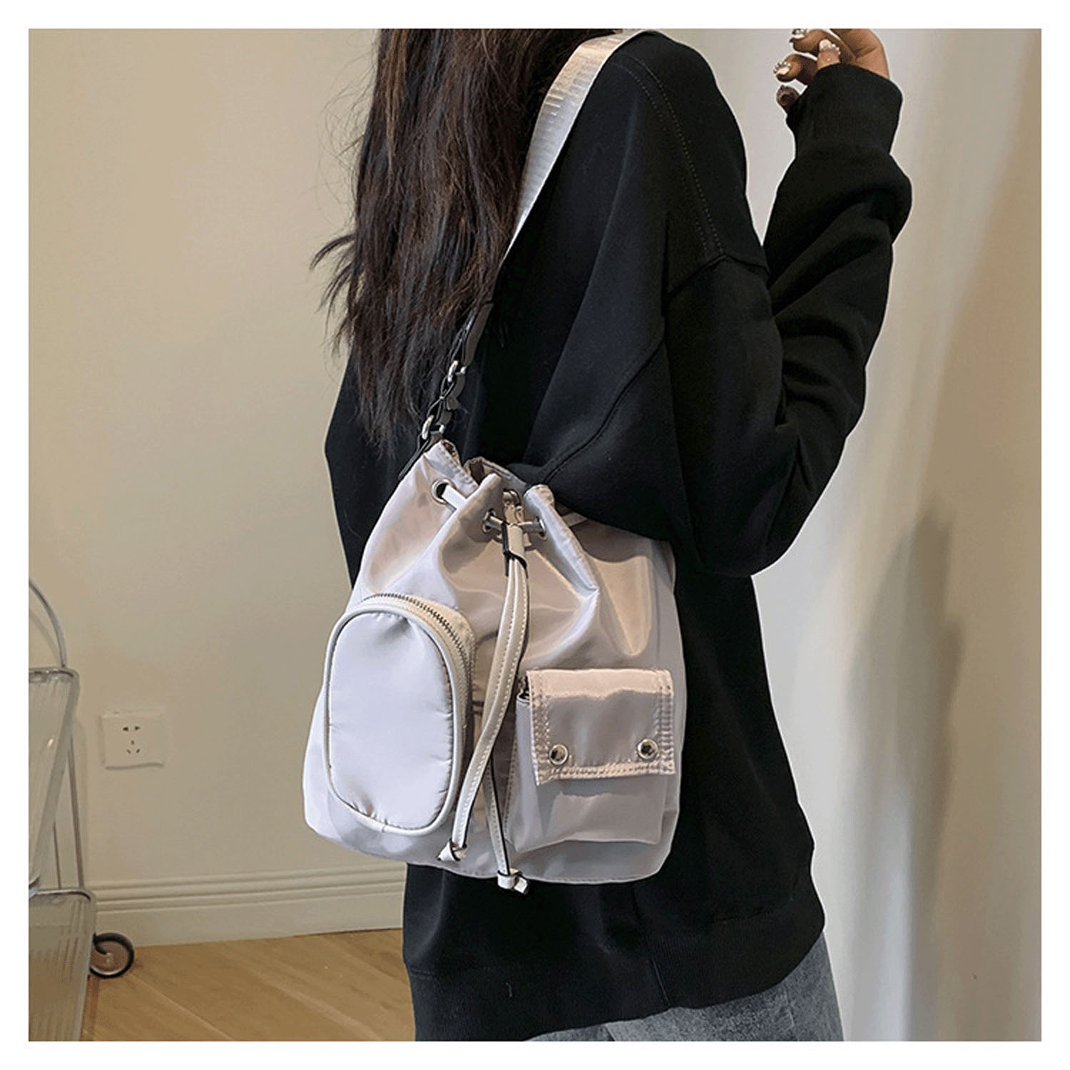 adia ナイロン巾着2WAYバッグ