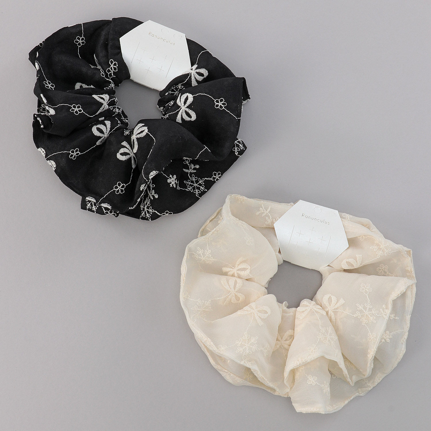 リボン柄刺繍ビックシュシュ